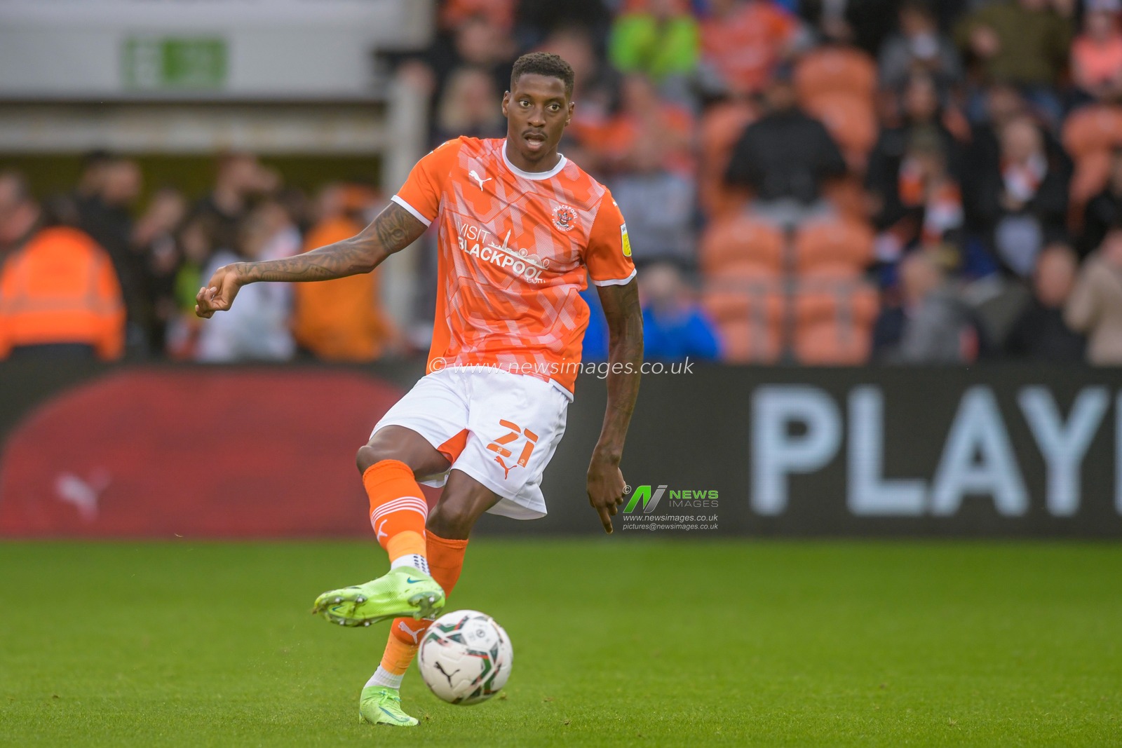 Marvin Ekpiteta #21 of Blackpool passes the ball