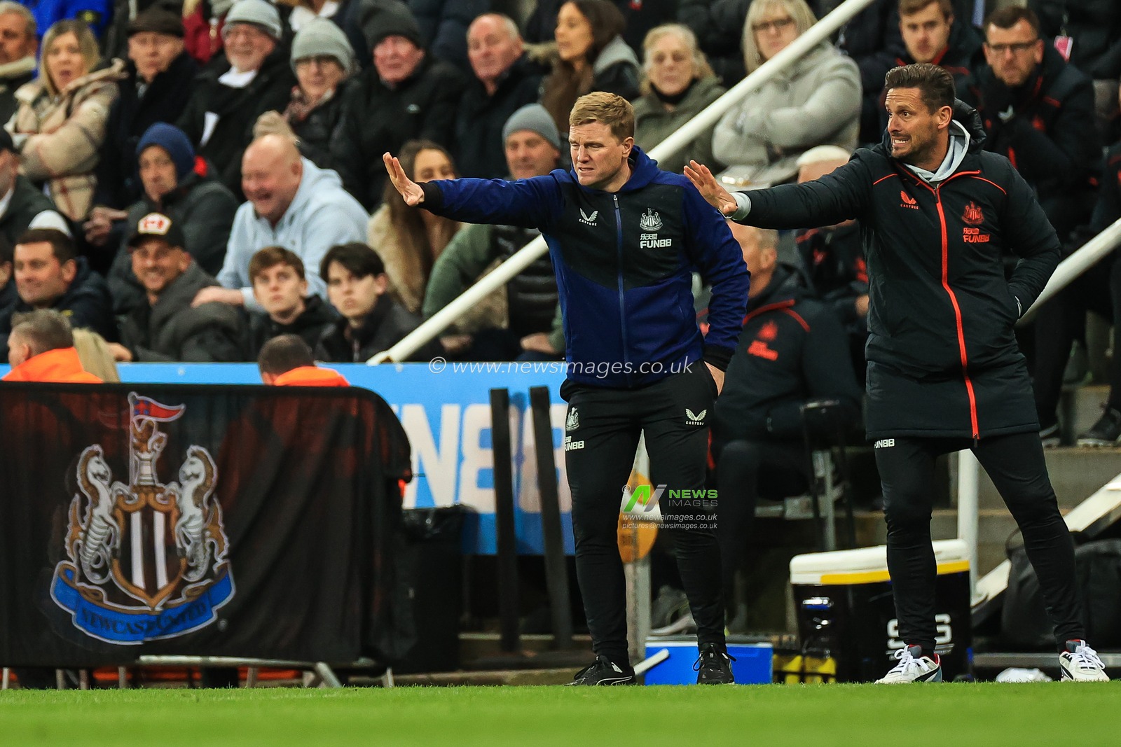 Eddie Howe manager of Newcastle United gives his team instructions