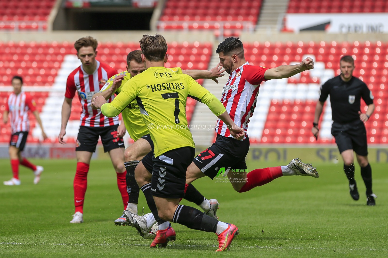 Jordan Jones #27 of Sunderland shoots at goal