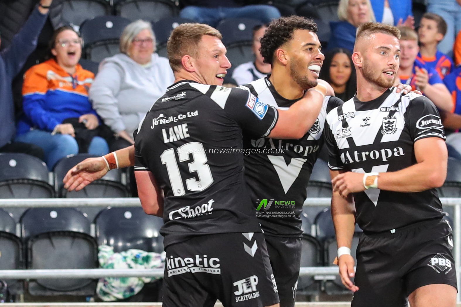 Darnell McIntosh #5 of Hull FC celebrates his try