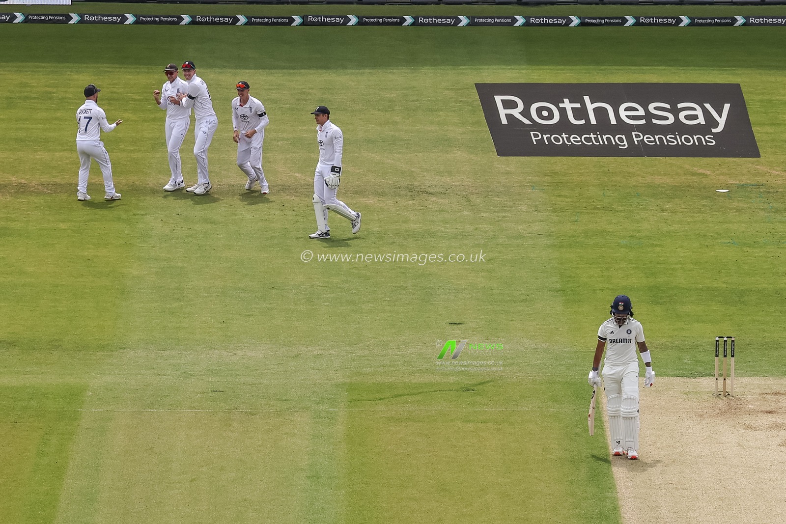 Joe Root of England catches out out KL Rahul of India during the 1st Rothesay Test Match Day 1 England vs India at Headingley Cricket Ground, Leeds, United Kingdom, 20th June 2025

(Photo by Mark Cosgrove/News Images)