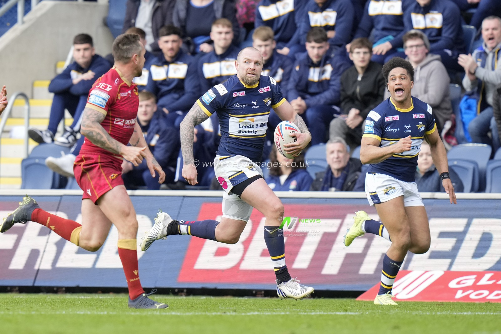 Blake Austin #6 of Leeds Rhinos during the Betfred Super League Round 6 match Leeds Rhinos vs Catalans Dragons at Headingley Stadium, Leeds, United Kingdom, 25th March 2023

(Photo by Steve Flynn/News Images)