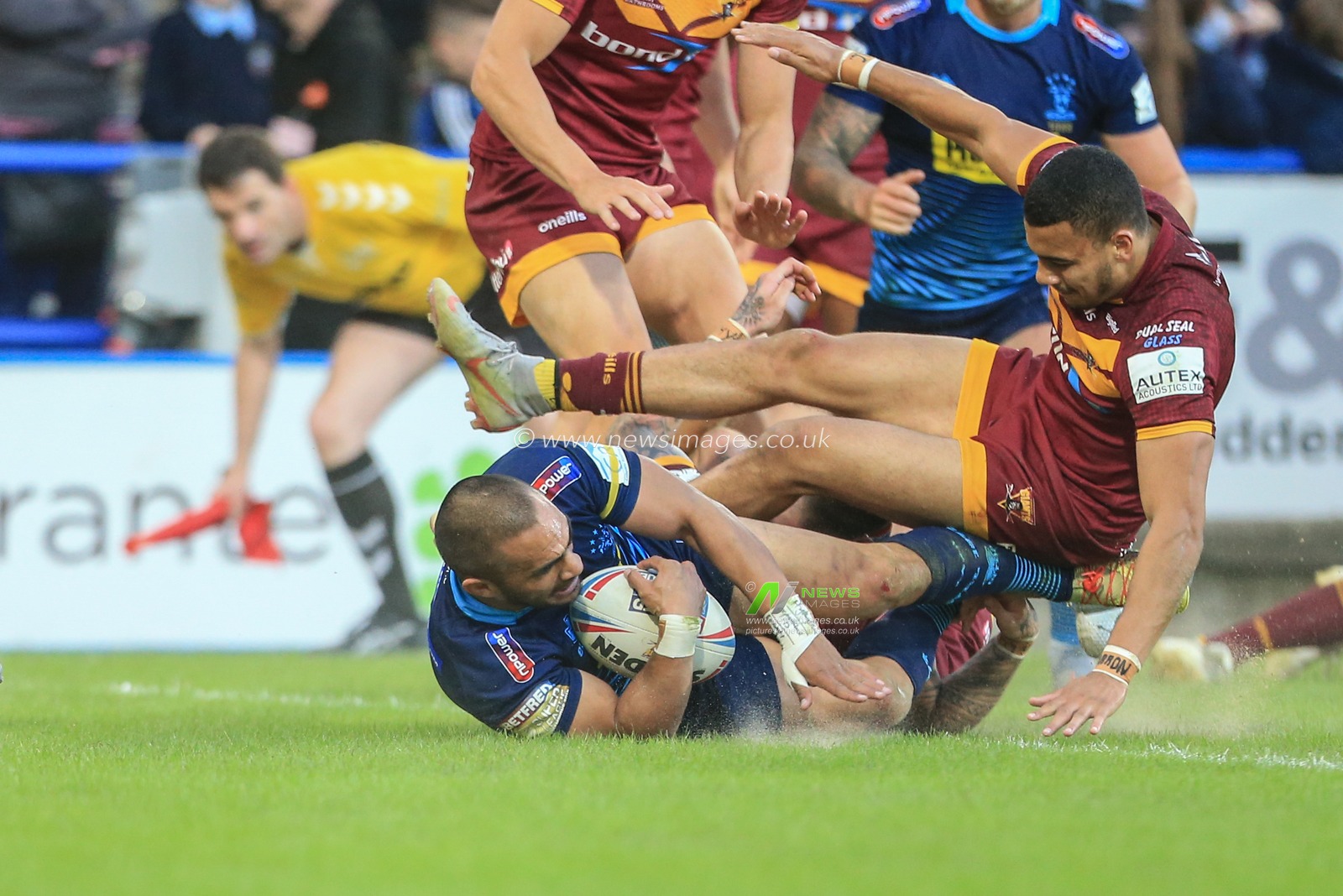 21st June 2019 , John Smiths Stadium, Huddersfield, England; Betfred Super League, Round 19, Huddersfield Giants vs Wigan Warriors ; Thomas Leuluai (7) of Wigan Warriors goes over for a try 


Credit Mark Cosgrove/News Images