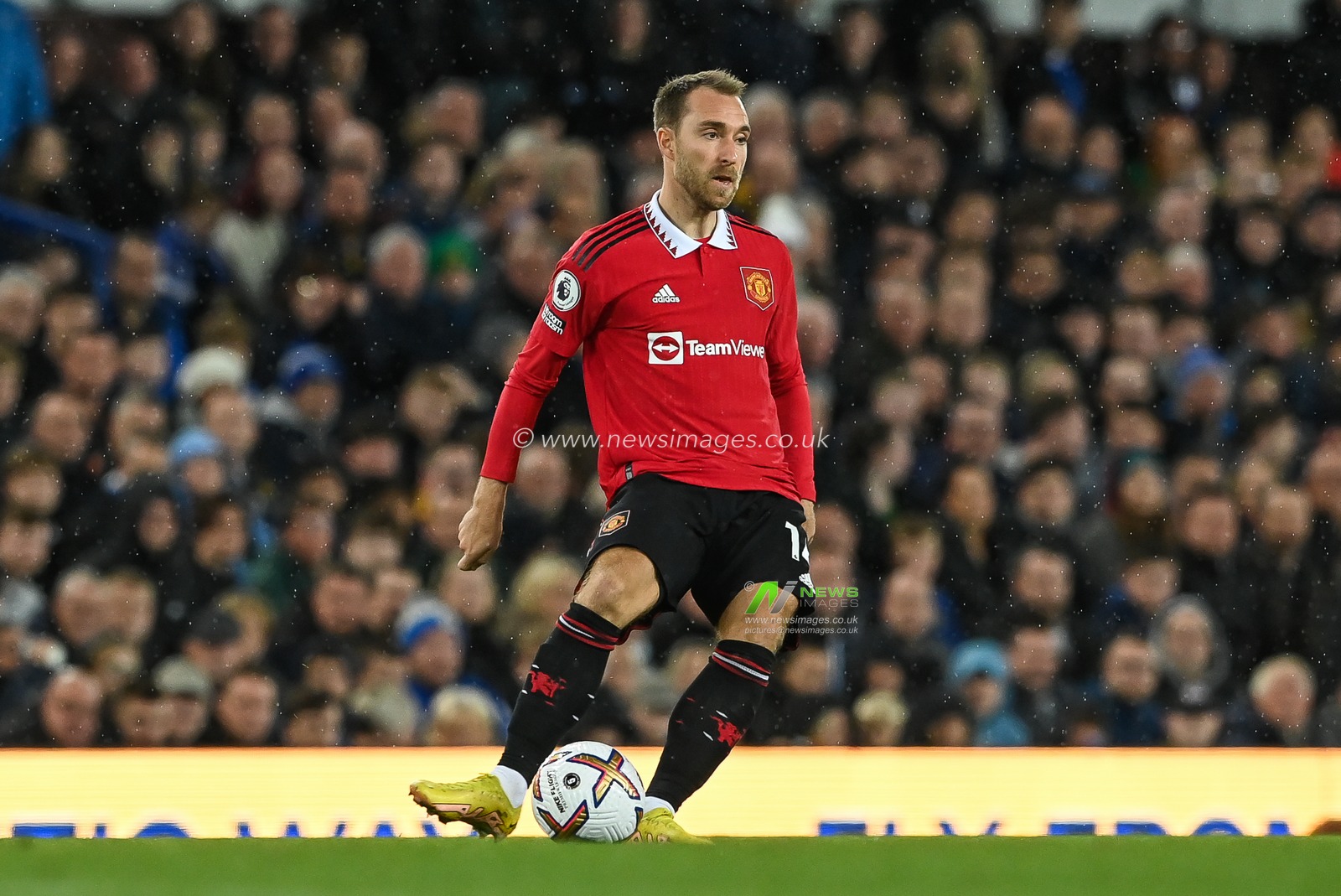 Christian Eriksen #14 of Manchester United passes the ball during the Premier League match Everton vs Manchester United at Goodison Park, Liverpool, United Kingdom, 9th October 2022

(Photo by Craig Thomas/News Images)