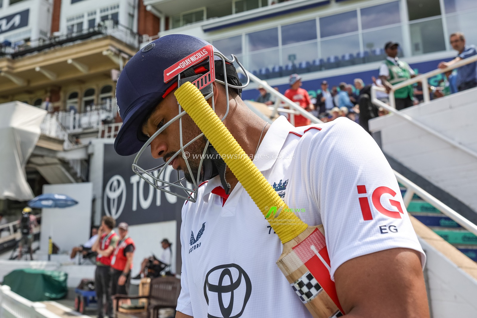 Emilio Gay of England walks out to open the batting during the 2nd Rothesay Test Match Day 2 match England vs New Zealand at The Kia Oval, London, United Kingdom on 18 June 2026

(Photo by Mark Cosgrove/News Images)