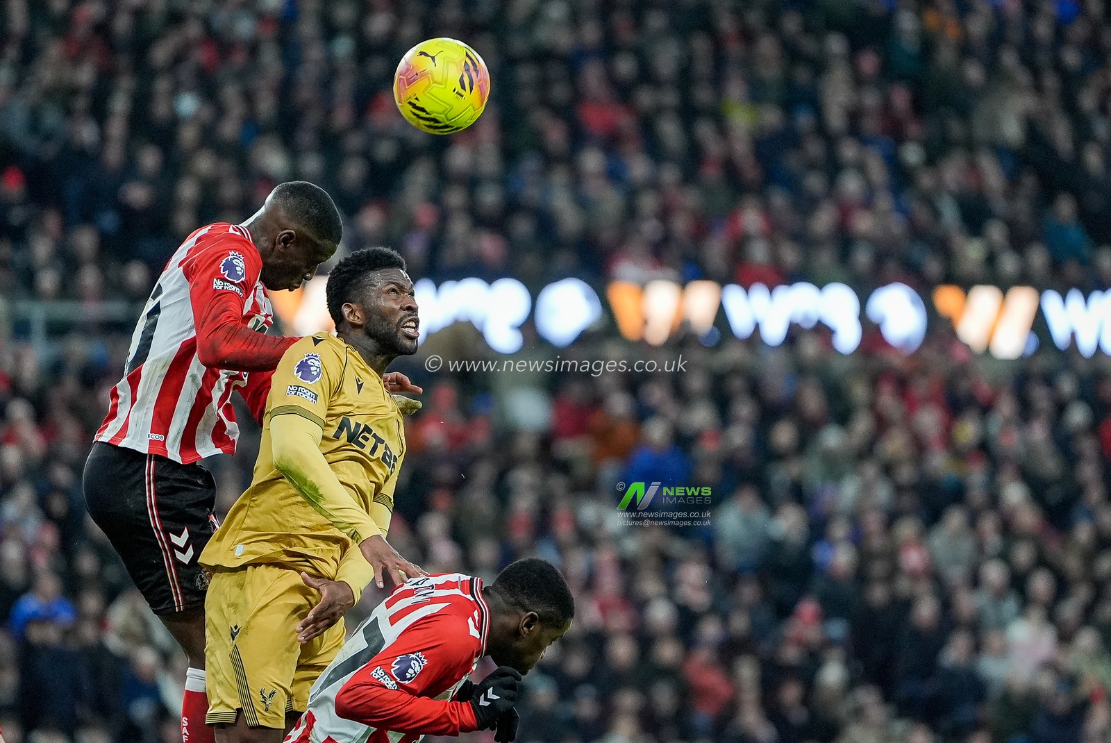 Nordi Mukiele of Sunderland battles for the all in the air with Jefferson Lerma of Crystal Palace during the Premier League match Sunderland vs Crystal Palace at Stadium Of Light, Sunderland, United Kingdom, 17th January 2026

(Photo by Maynard Manyowa/News Images)