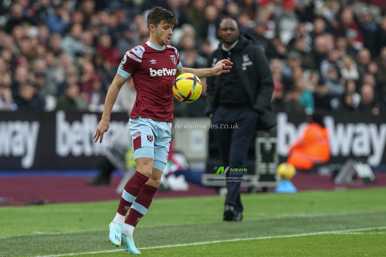 Aaron Cresswell #3 of West Ham United controls the ball during the Premier League match West Ham United vs Crystal Palace at London Stadium, London, United Kingdom, 6th November 2022

(Photo by Arron Gent/News Images)