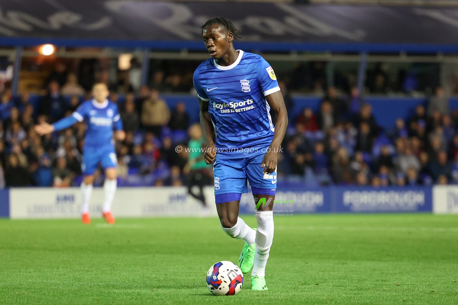 Emmanuel Longelo #23 of Birmingham City dribbles the ball during the Sky Bet Championship match Birmingham City vs Burnley at St Andrews, Birmingham, United Kingdom, 19th October 2022

(Photo by Simon Bissett/News Images)