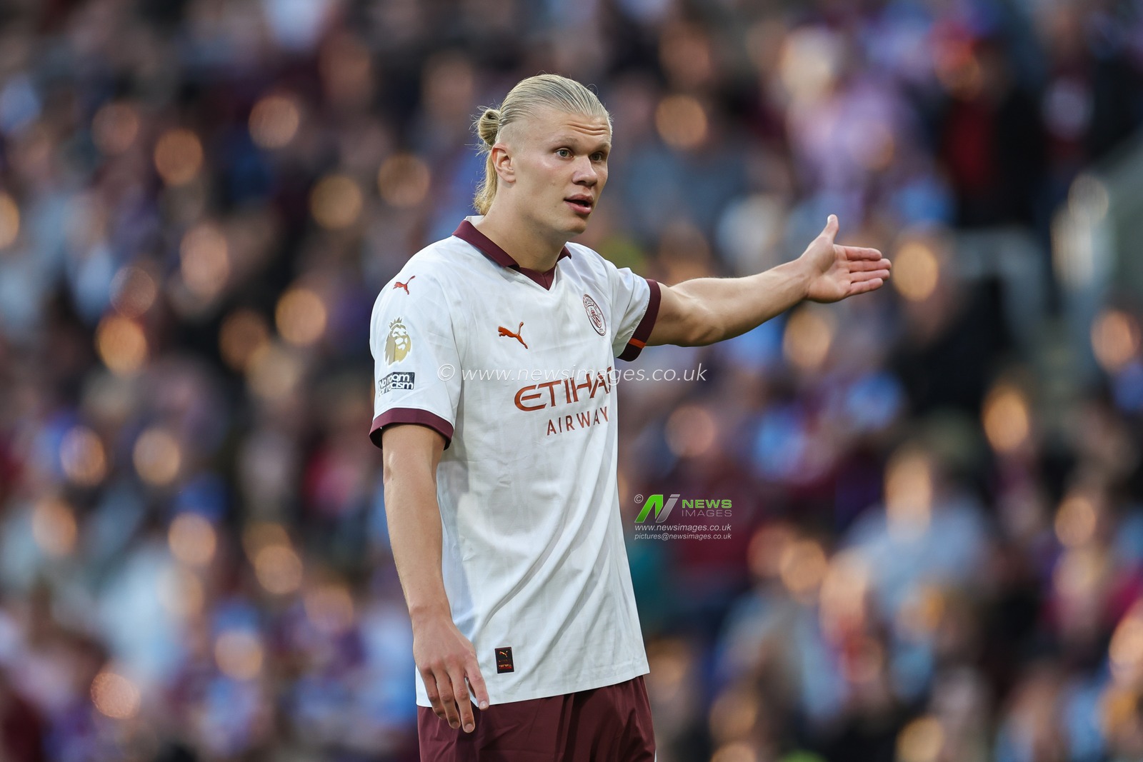 Erling Haaland of Manchester City gives his team instructions during the Premier League match Burnley vs Manchester City at Turf Moor, Burnley, United Kingdom, 11th August 2023

(Photo by Mark Cosgrove/News Images)