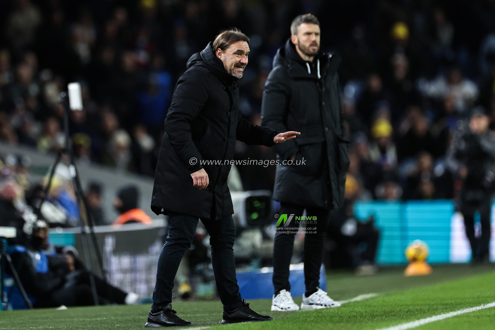 Daniel Farke manager of Leeds United gives his players instructions during the Sky Bet Championship match Leeds United vs Middlesbrough at Elland Road, Leeds, United Kingdom, 10th December 2024

(Photo by Mark Cosgrove/News Images)