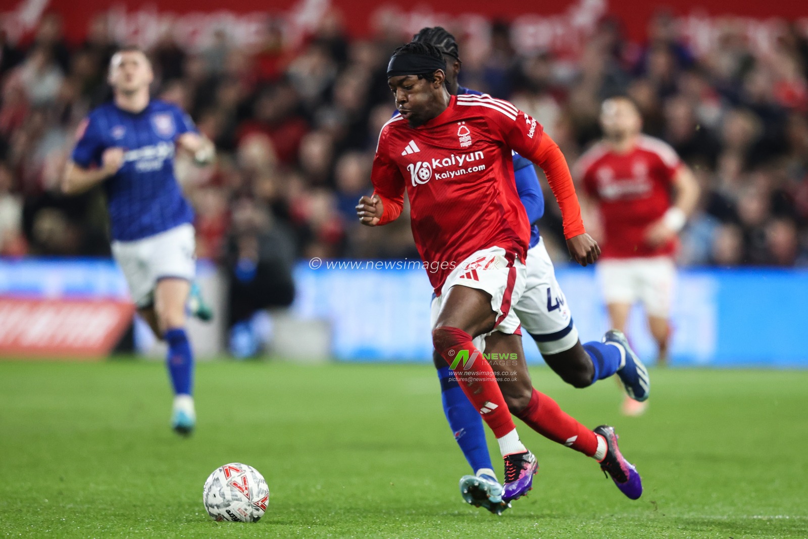 Anthony Elanga of Nottingham Forest breaks with the ball during the Emirates FA Cup 5th Round match Nottingham Forest vs Ipswich Town at City Ground, Nottingham, United Kingdom, 3rd March 2025

(Photo by Alfie Cosgrove/News Images)