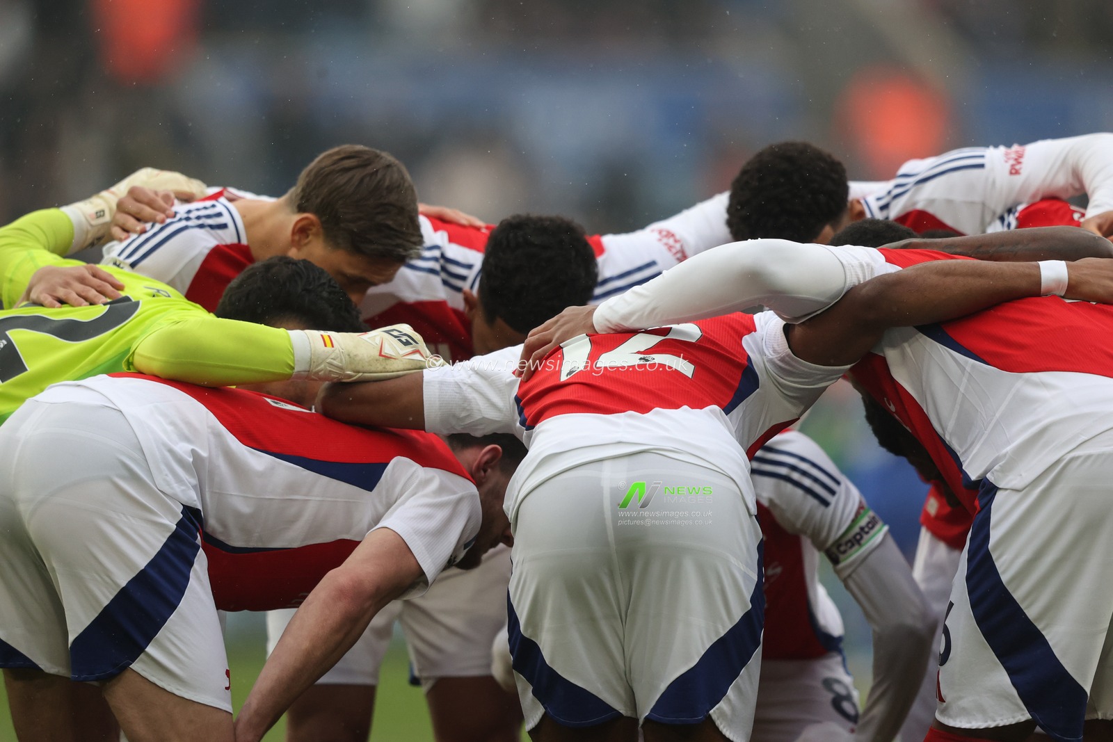 Arsenal have a group huddle during the Premier League match Leicester City vs Arsenal at King Power Stadium, Leicester, United Kingdom, 15th February 2025

(Photo by Alfie Cosgrove/News Images)