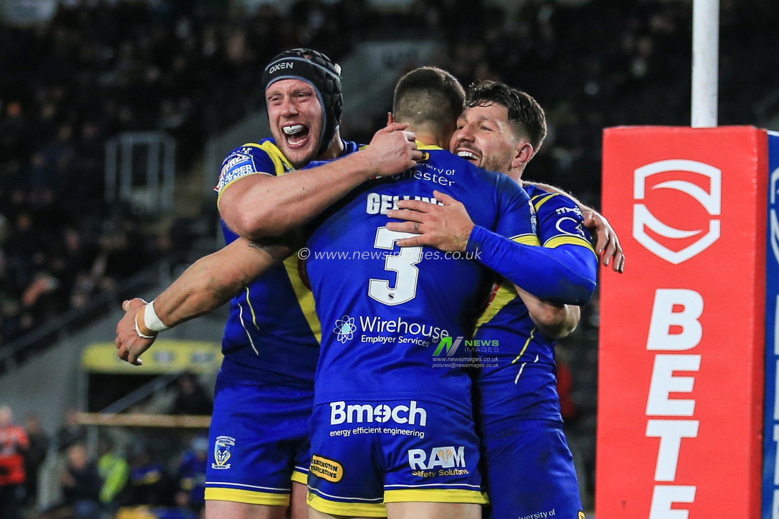 12th March 2020, KCOM Stadium, Hull, England; Betfred Super League, Hull FC v Warrington Wolves : Gareth Widdop (7) of Warrington Wolves celebrates his try