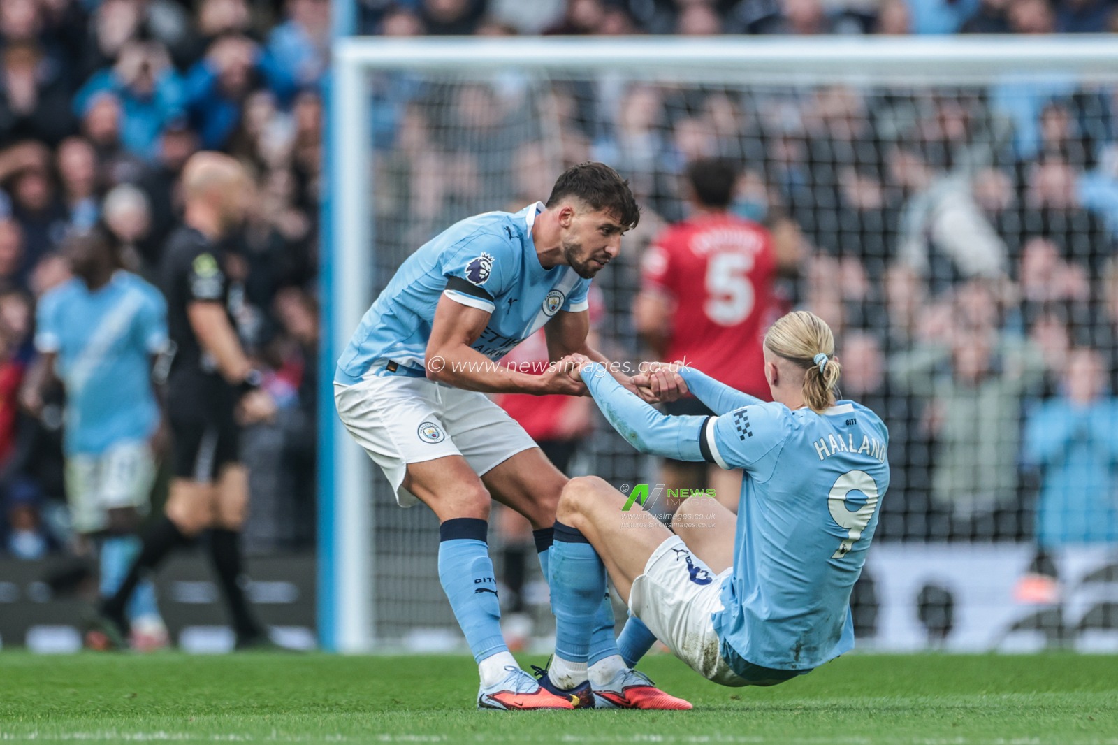 Ruben Dias of Manchester City helps Erling Haaland of Manchester City up off of the floor during the Premier League match Manchester City vs Manchester United at Etihad Stadium, Manchester, United Kingdom, 14th September 2025

(Photo by Mark Cosgrove/News Images)
