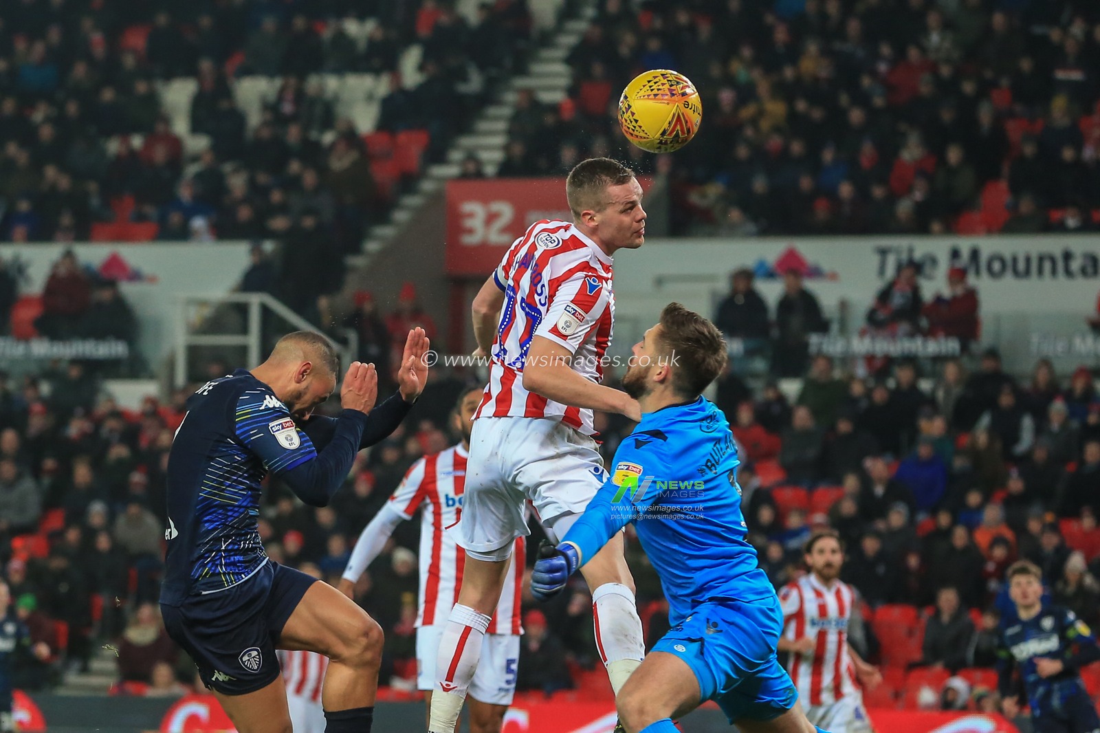 19th January 2019, Bet 365 Stadium, Stoke-on-Trent, England; Sky Bet Championship, Stoke City vs Leeds United ; Ryan Shawcross (17) of Stoke City heads clear from a corner 


Credit: Mark Cosgrove/News Images

English Football League images are subject to DataCo Licence