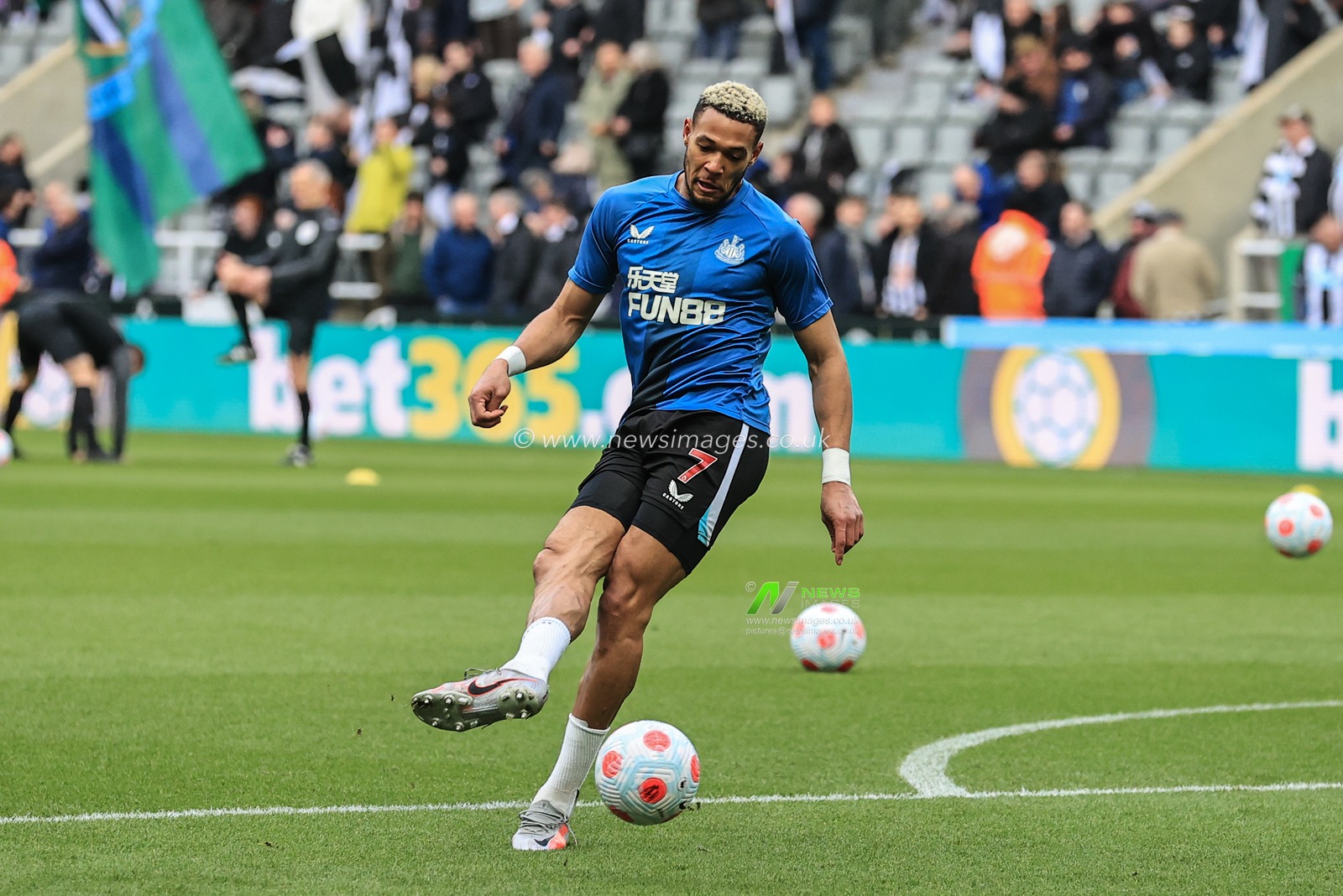 Joelinton #7 of Newcastle United during the pre-game warmup