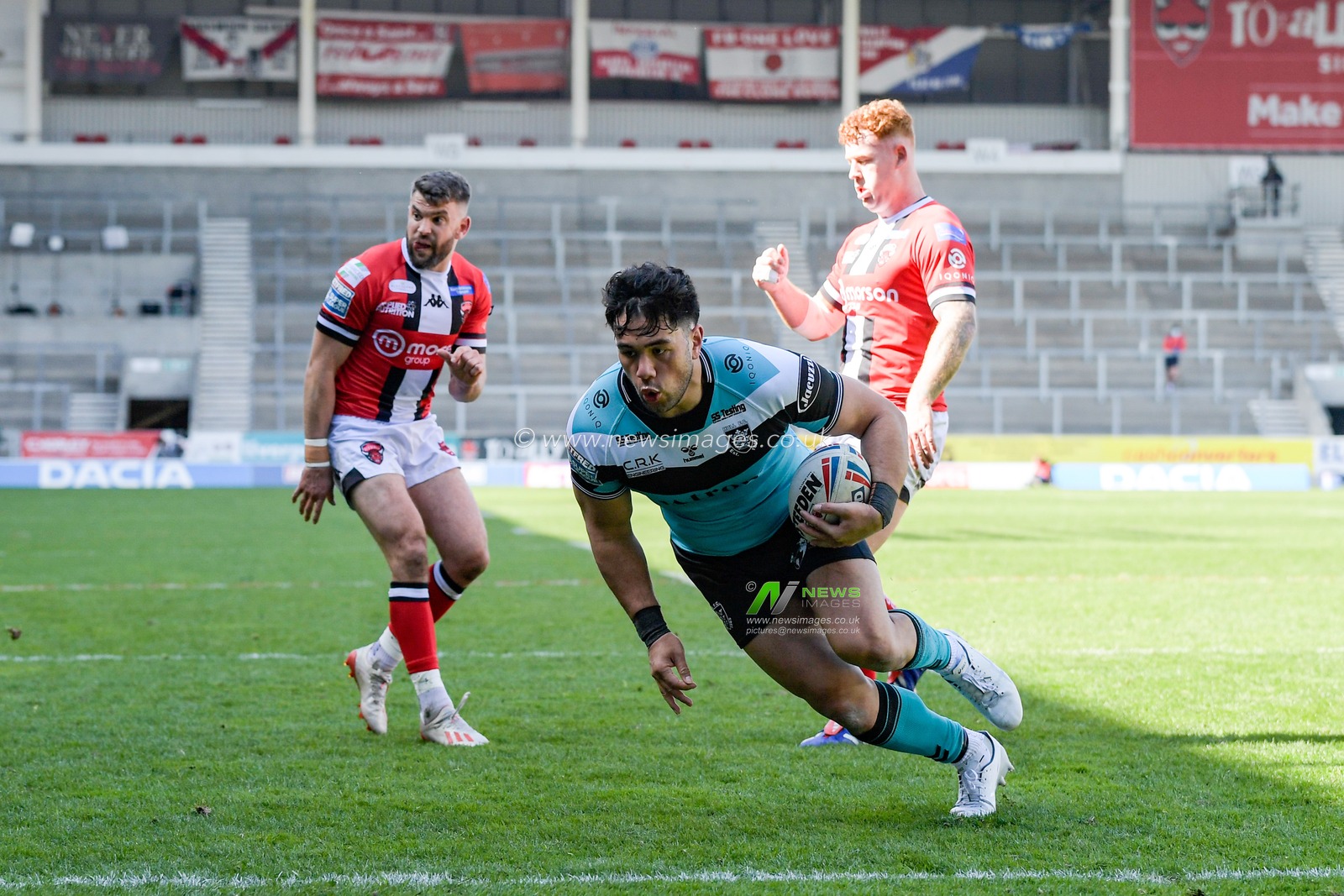 Andre Savelio (11) of Hull FC goes over for a try to make it 0-4