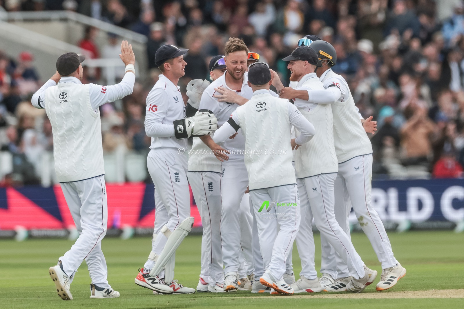 Ollie Robinson of England celebrates the wicket of Devon Conway of New Zealand during the 1st Rothesay Test Match Day 1 England vs New Zealand at Lords, London, United Kingdom on 04 June 2026

(Photo by Mark Cosgrove/News Images)