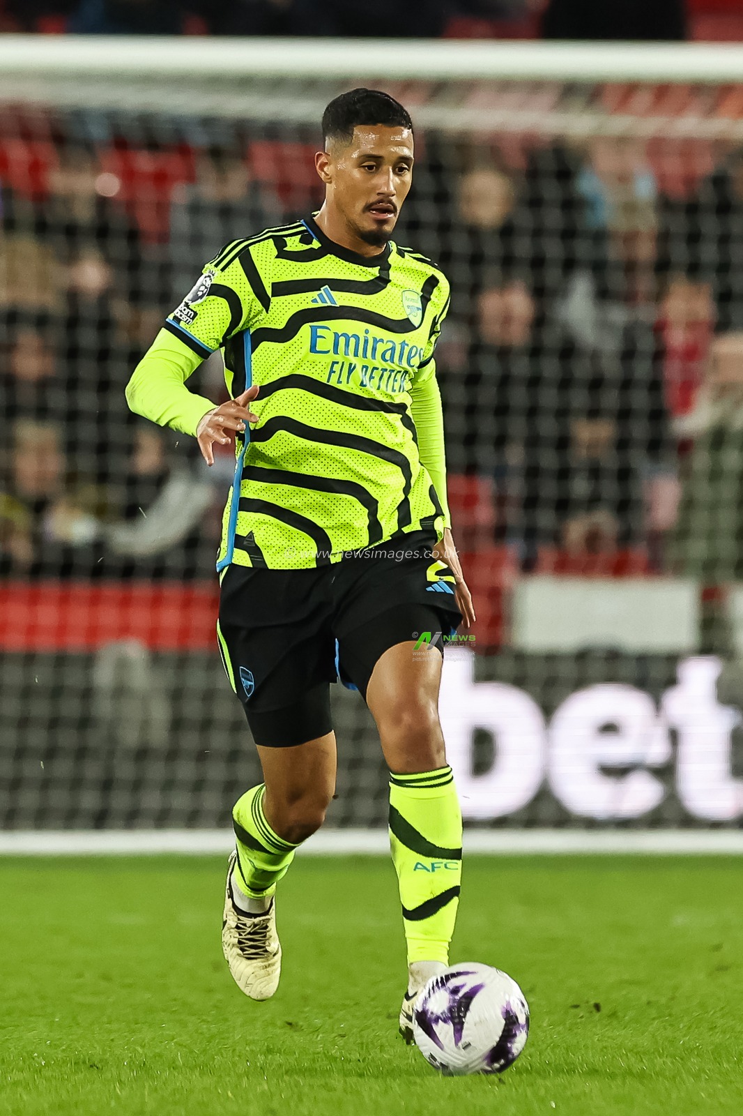 William Saliba of Arsenal makes a break with the ball during the Premier League match Sheffield United vs Arsenal at Bramall Lane, Sheffield, United Kingdom, 4th March 2024

(Photo by Mark Cosgrove/News Images)