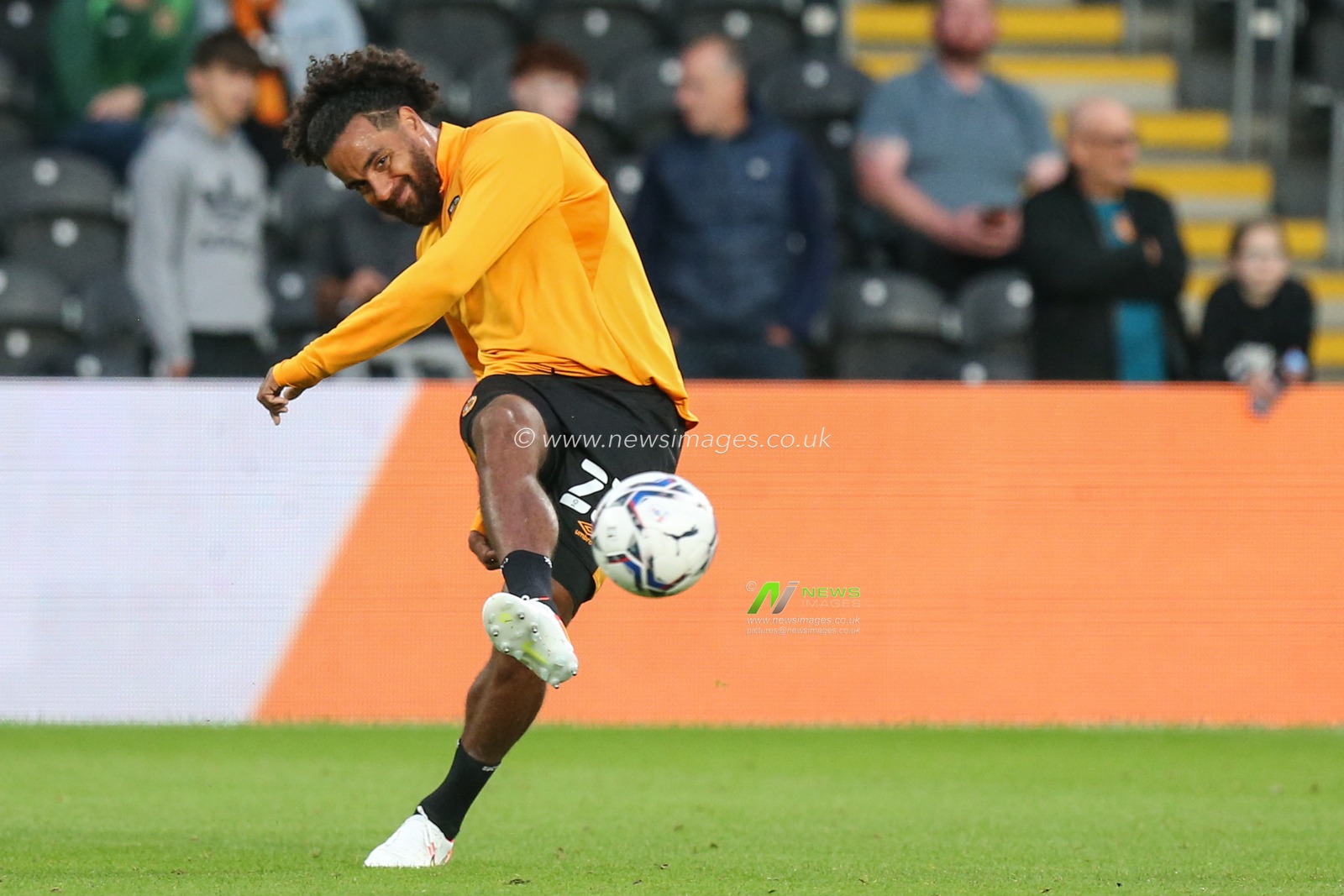 Tom Huddlestone #23 of Hull City during the pre-game warmup