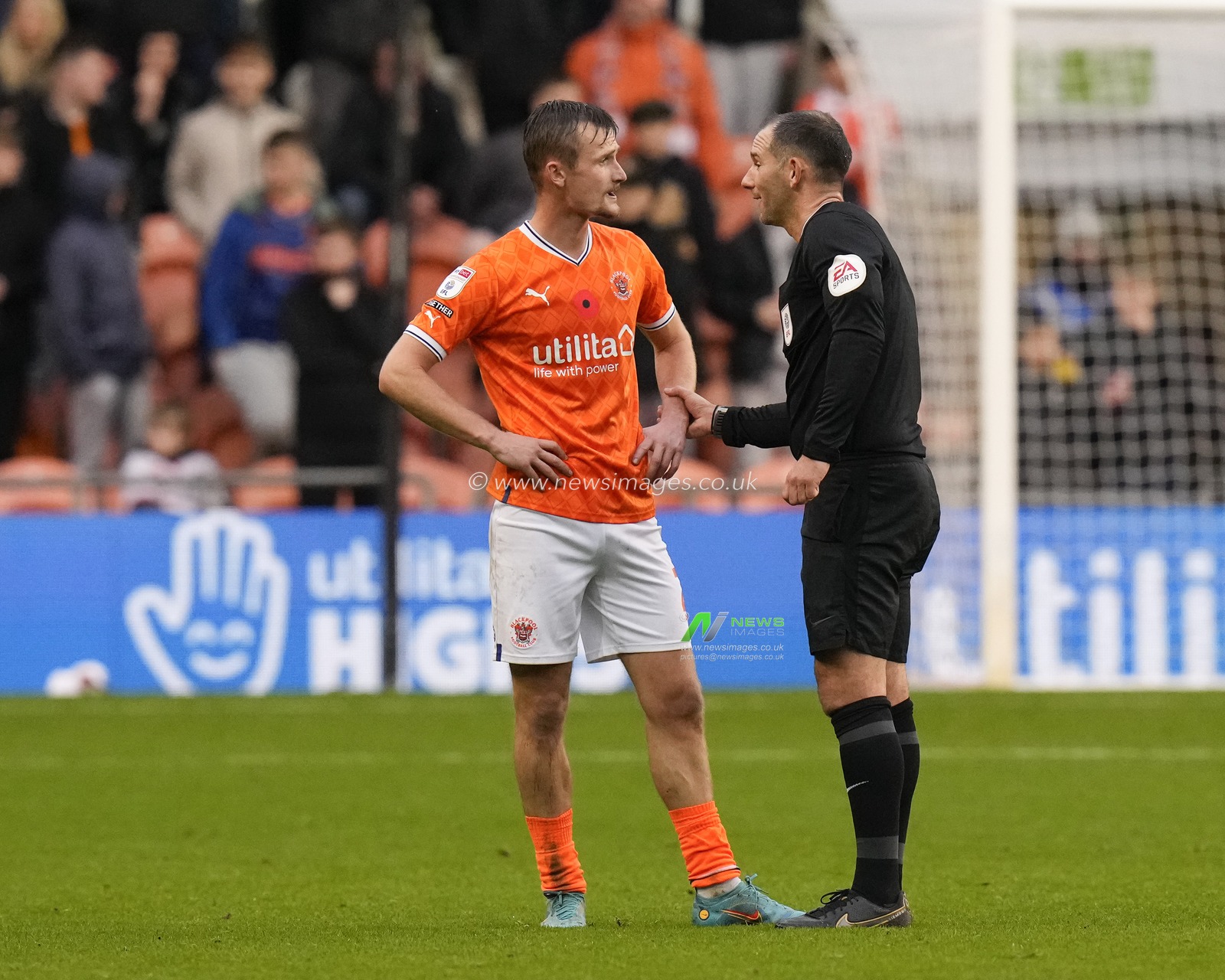 Referee Tim Robinson speaks with Callum Connolly #2 of Blackpool during the Sky Bet Championship match Blackpool vs Luton Town at Bloomfield Road, Blackpool, United Kingdom, 5th November 2022

(Photo by Steve Flynn/News Images)