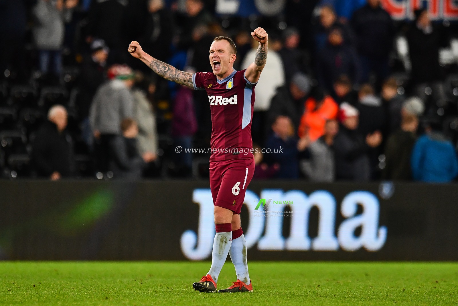 26th December 2018, Liberty Stadium, Swansea, Wales; Sky Bet Championship, Swansea vs  Aston Villa ; Glenn Whelan of Aston Villa celebrates victory with fans at the final whistle  

Credit: Craig Thomas/News Images

English Football League images are subject to DataCo Licence