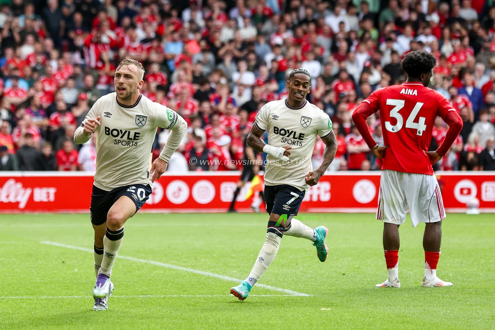 Jarrod Bowen of West Ham United celebrates his goal to make it 0-1 during the Premier League match Nottingham Forest vs West Ham United at City Ground, Nottingham, United Kingdom, 31st August 2025

(Photo by Alfie Cosgrove/News Images)
