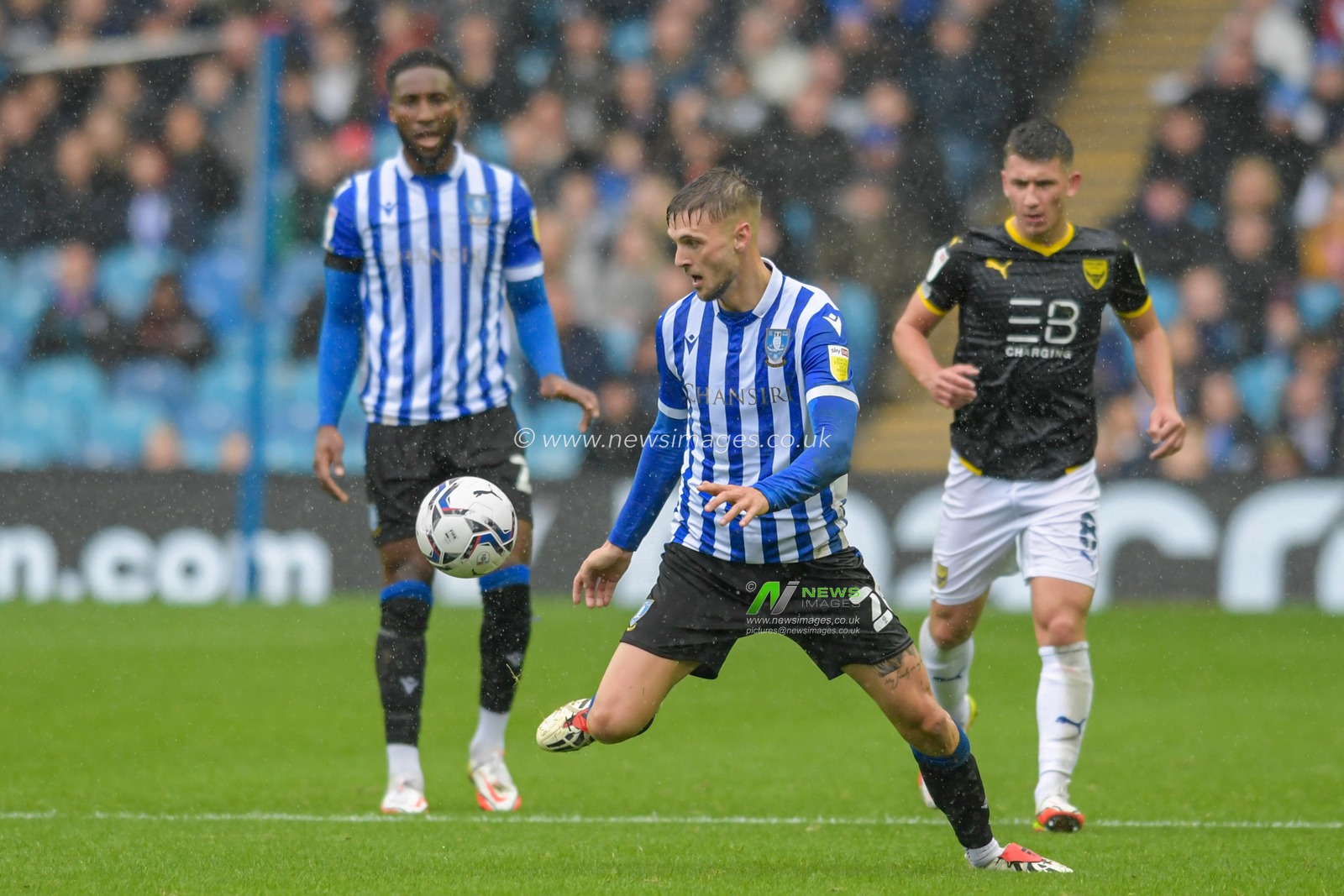 Lewis Wing #26 of Sheffield Wednesday controls the ball