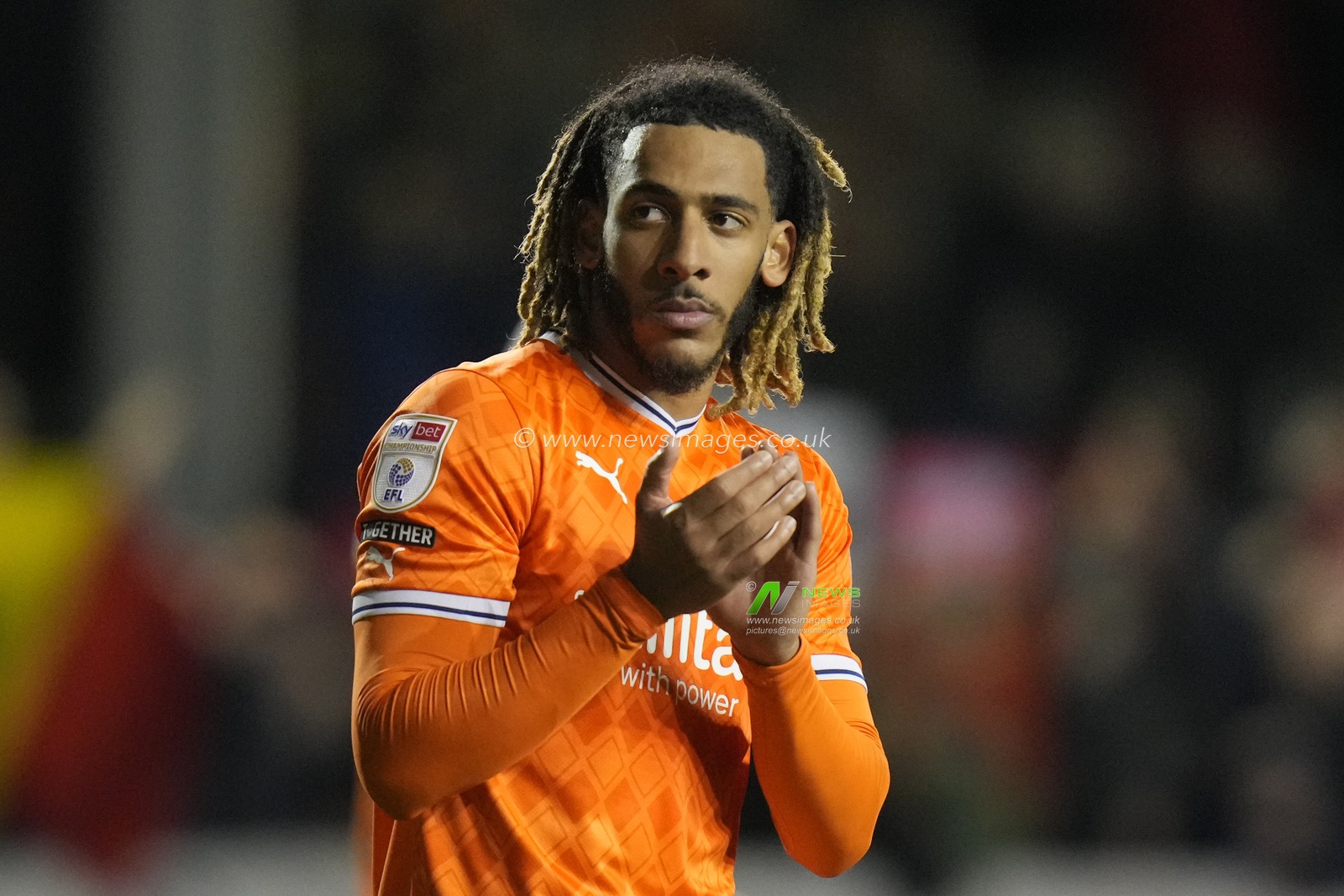 Dominic Thompson #23 of Blackpool salutes the fans after the Sky Bet Championship match Blackpool vs Sheffield United at Bloomfield Road, Blackpool, United Kingdom, 29th December 2022

(Photo by Steve Flynn/News Images)