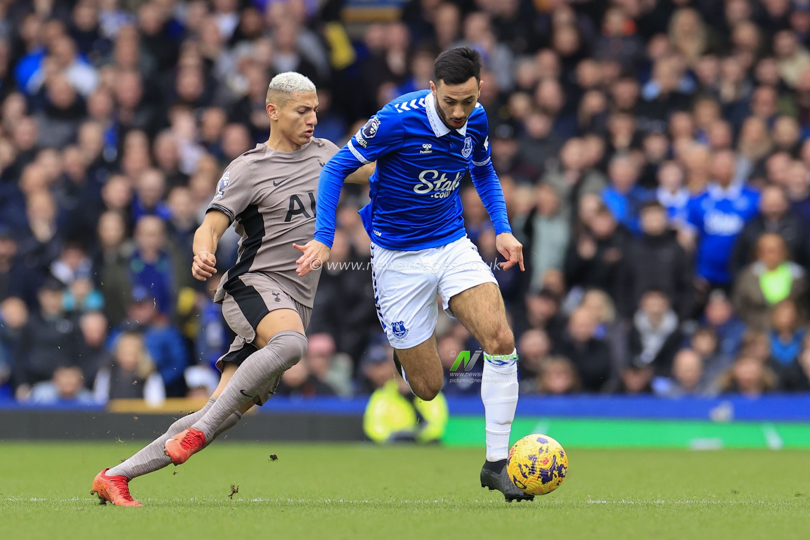 Dwight McNeil of Everton and Richarlison of Tottenham Hotspur challenge for the ball during the Premier League match Everton vs Tottenham Hotspur at Goodison Park, Liverpool, United Kingdom, 3rd February 2024

(Photo by Conor Molloy/News Images)