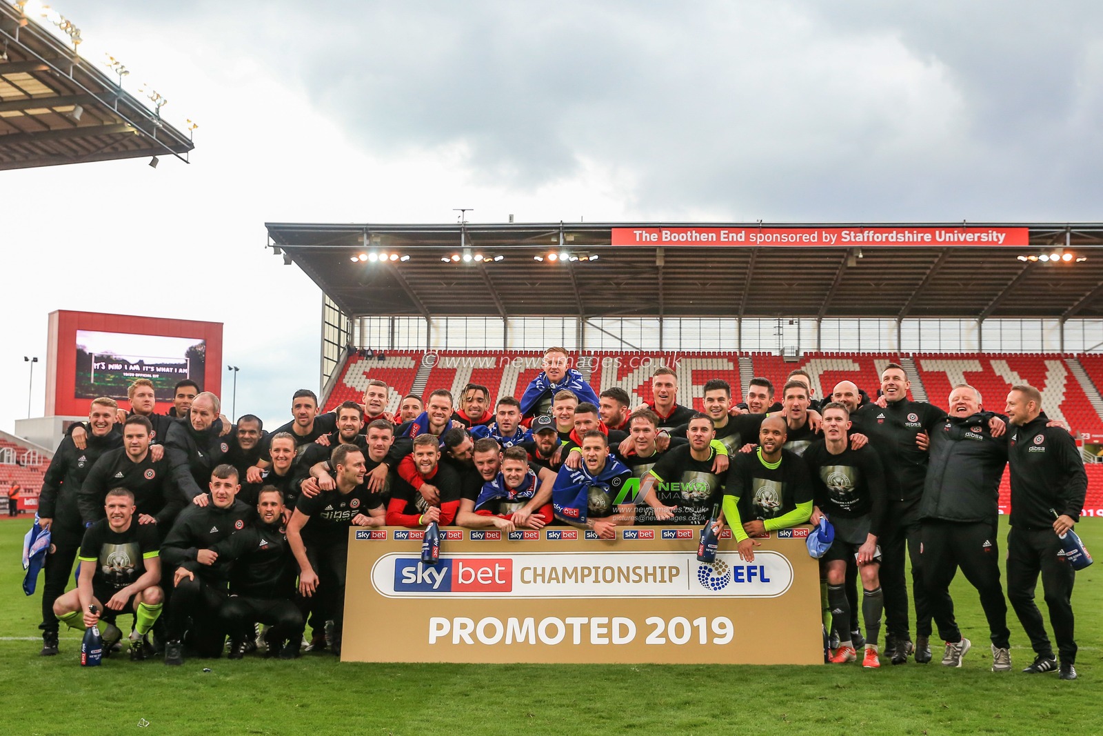 5th May 2019, Bet 365 Stadium, Stoke-on-Trent, England; Sky Bet Championship, Stoke City vs Sheffield United ; Chris Wilder manager of Sheffield United and his Sheffield United get promoted into the Premier League 


Credit: Mark Cosgrove/News Images

English Football League images are subject to DataCo Licence