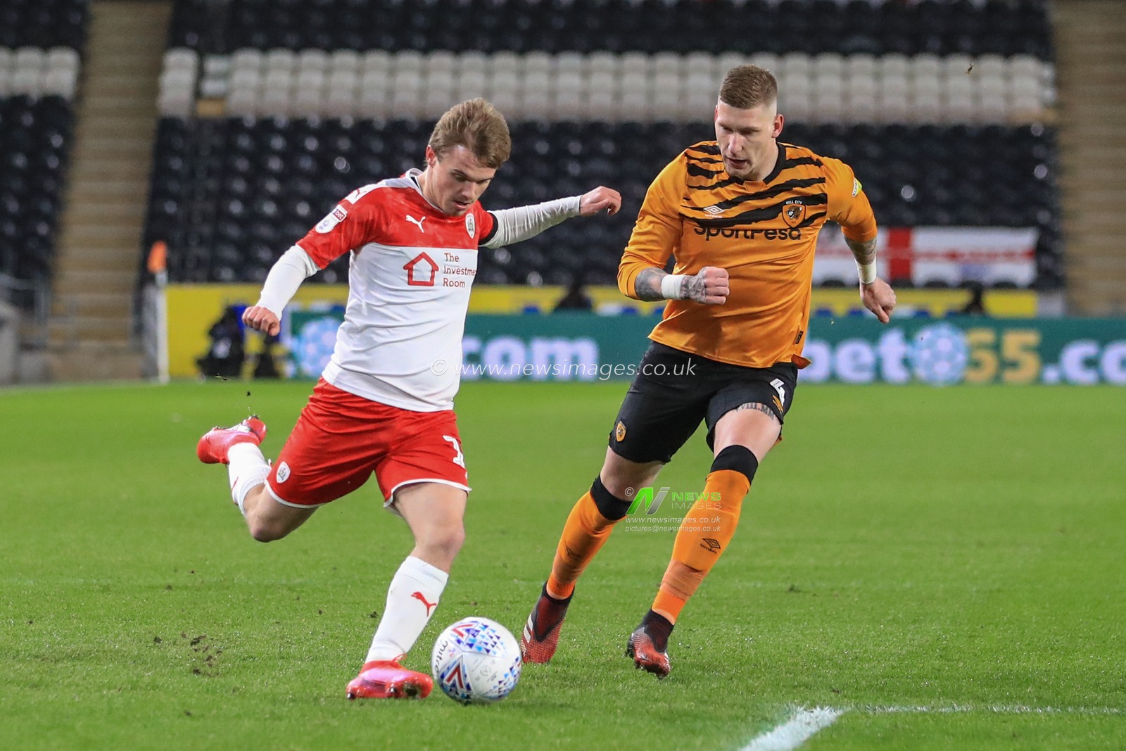 26th February 2020, KC Stadium, Kingston upon Hull, England; Sky Bet Championship, Hull City v Barnsley : Luke Thomas (16) of Barnsley crosses the ball under pressures from Jordy de Wijs (4) of Hull City