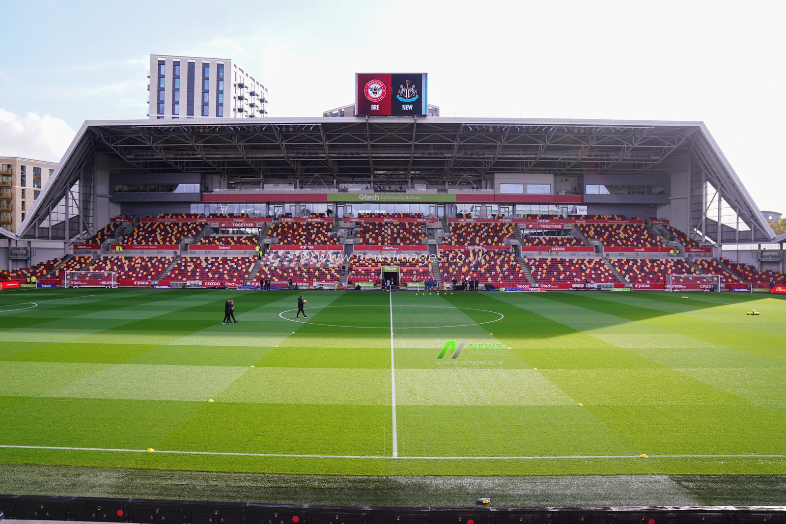 View from the halfway line at the Gtech community stadium ahead of the Premier League match Brentford vs Newcastle United at The Gtech Community Stadium, London, United Kingdom, 9th November 2025

(Photo by Harvey Murphy/News Images)

*** GER AUT SUI OUT ***