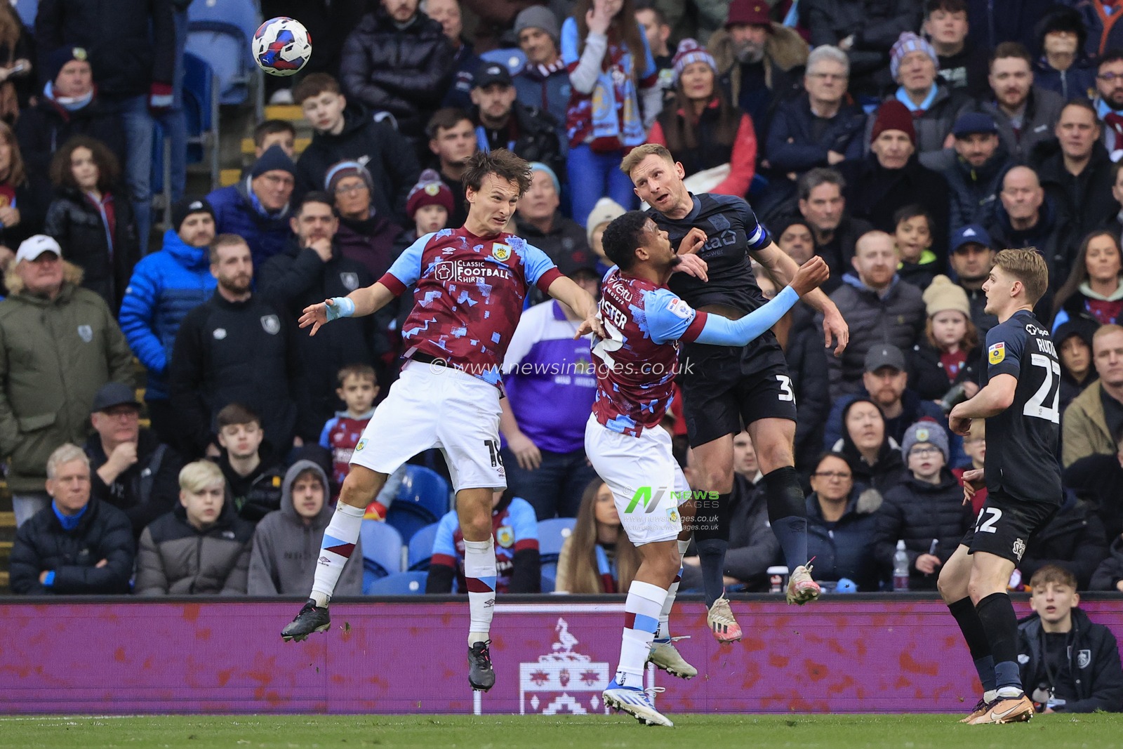Tom Lees #32 of Huddersfield Town wins the header against Hjalmar Ekdal #18 of Burnley during the Sky Bet Championship match Burnley vs Huddersfield Town at Turf Moor, Burnley, United Kingdom, 25th February 2023

(Photo by Conor Molloy/News Images)