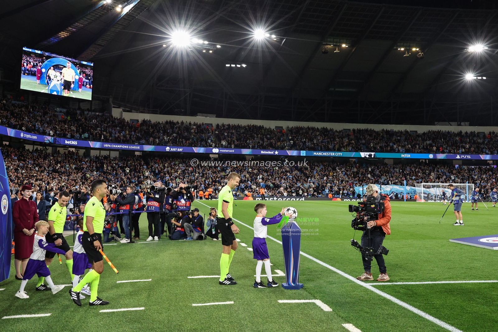 Both teams come out for the game during the UEFA Champions League league stage match Manchester City vs Inter Milan at Etihad Stadium, Manchester, United Kingdom, 18th September 2024

(Photo by Mark Cosgrove/News Images)