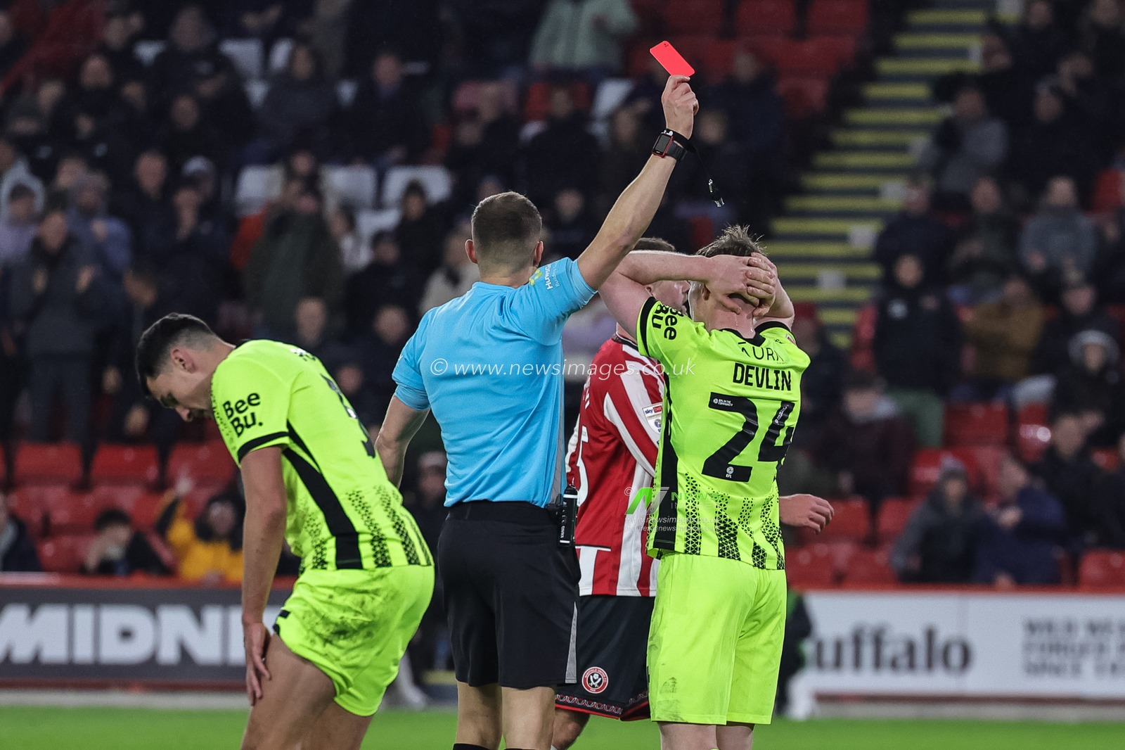 Referee Leigh Doughty gives a red card to Terry Devlin of Portsmouth during the Sky Bet Championship match Sheffield United vs Portsmouth at Bramall Lane, Sheffield, United Kingdom, 26th November 2025

(Photo by Mark Cosgrove/News Images)

*** GER AUT SUI OUT ***