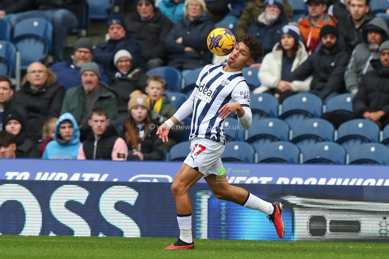Jeremy Sarmiento #17 of West Bromwich Albion controls the ball during the Sky Bet Championship match West Bromwich Albion vs Stoke City at The Hawthorns, West Bromwich, United Kingdom, 17th December 2023

(Photo by Gareth Evans/News Images)