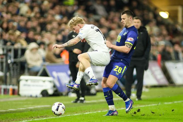 Melker Widell of Swansea City under pressure from Milutin Osmajic of Preston North End during the Sky Bet Championship match Swansea City vs Preston North End at Swansea.com Stadium, Swansea, United Kingdom on 24 February 2026

(Photo by Andrew Lewis/News Images)