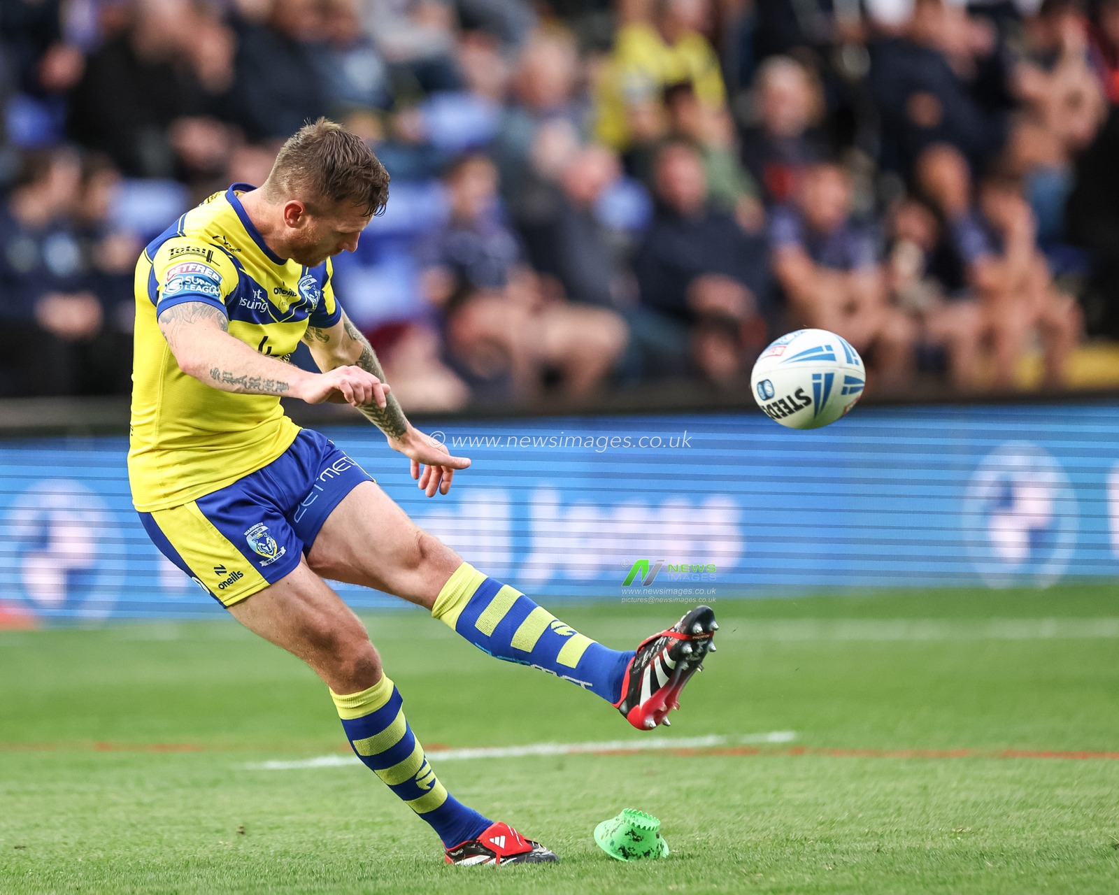 Marc Sneyd of Warrington Wolves converts for a goal during the Betfred Super League Round 13 match Warrington Wolves vs Castleford Tigers at Halliwell Jones Stadium, Warrington, United Kingdom, 30th May 2025

(Photo by Mark Cosgrove/News Images)