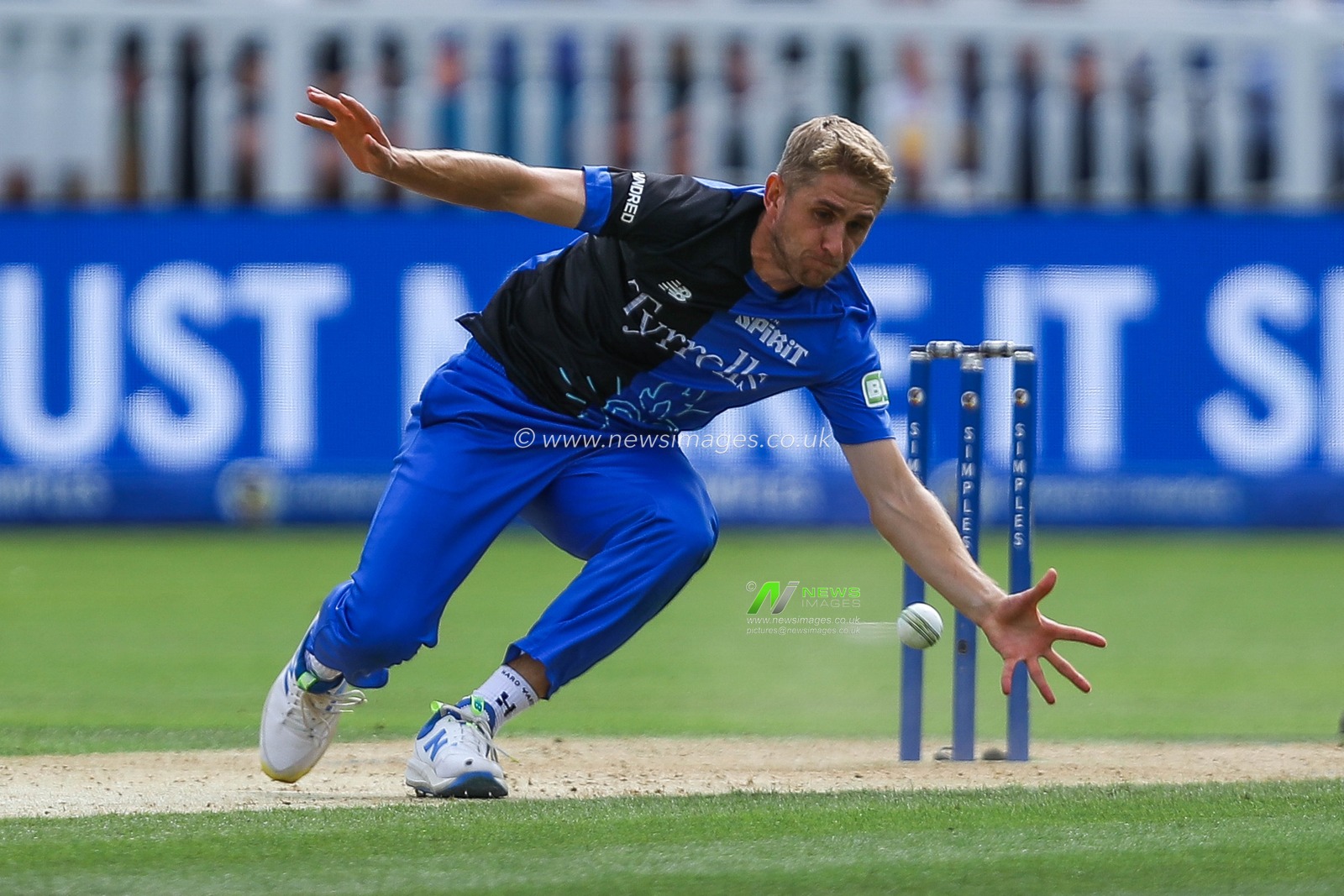 Olly Stone of London Spirit reaches for the ball during the The Hundred match London Spirit Men vs Oval Invincibles at Lords, London, United Kingdom, 4th August 2024

(Photo by Izzy Poles/News Images)