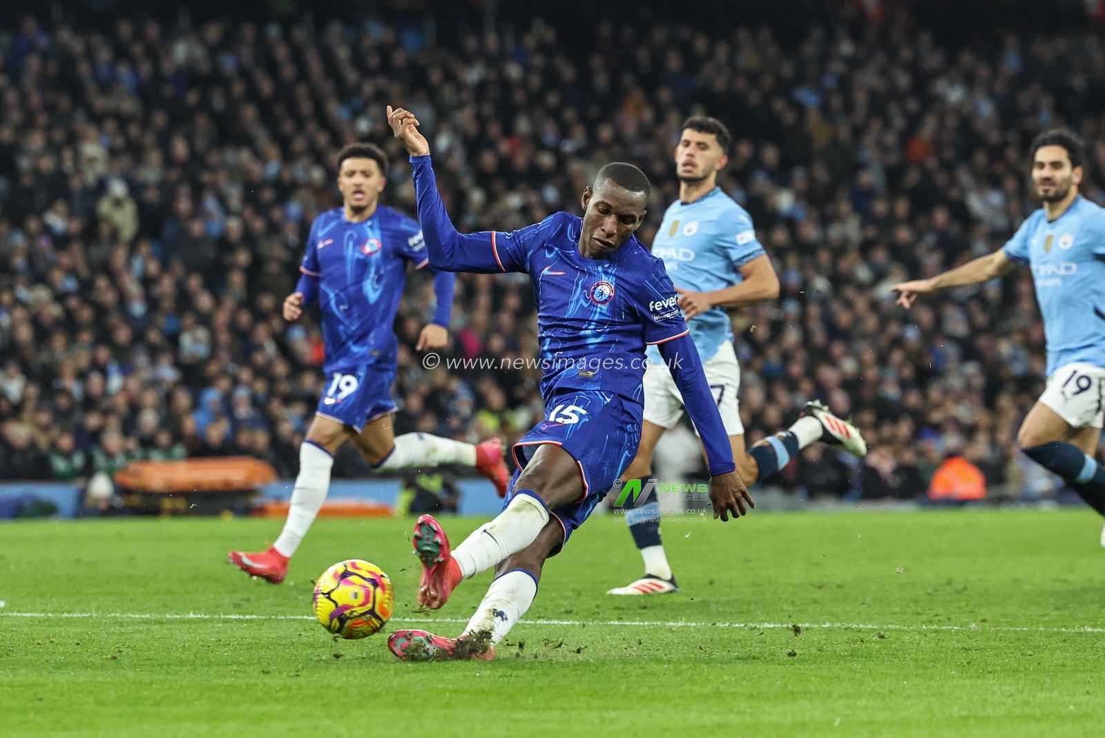 Nicolas Jackson of Chelsea shoots on goal during the Premier League match Manchester City vs Chelsea at Etihad Stadium, Manchester, United Kingdom, 25th January 2025

(Photo by Mark Cosgrove/News Images)