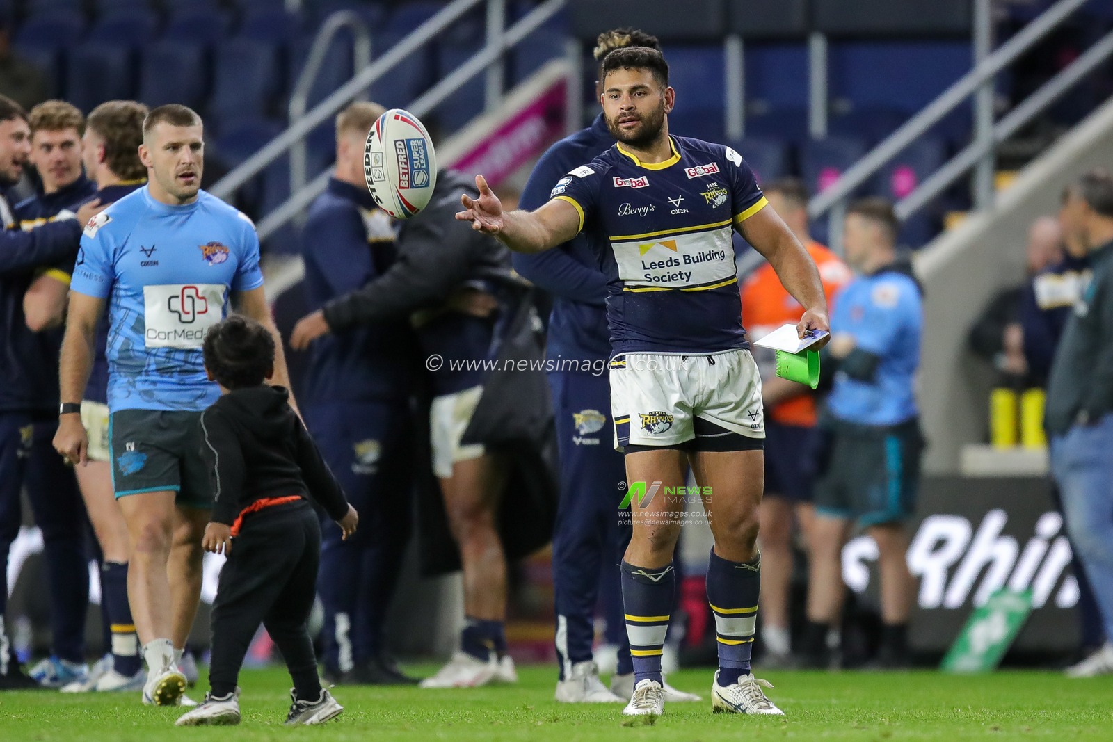 Rhyse Martin #12 of Leeds Rhinos plays with his children after the Betfred Super League Round 27 match Leeds Rhinos vs Castleford Tigers at Headingley Stadium, Leeds, United Kingdom, 22nd September 2023

(Photo by James Heaton/News Images)