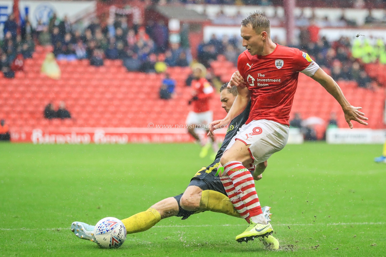 29th September 2019, Oakwell, Barnsley, England; Sky Bet Championship, Barnsley v Brentford : Henrik Dalsgaard (22) of Brentford slides in to win the ball from Cauley Woodrow (9) of Barnsley 


Credit: Mark Cosgrove/News Images