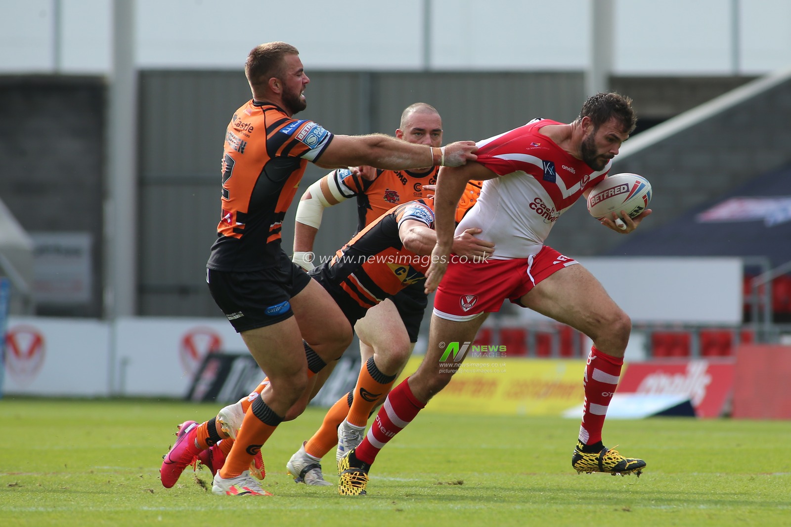 Alex Walmsley (8) of St Helens tackled by Mike McMeeken (12) and Danny Richardson (7) of Castleford Tigers