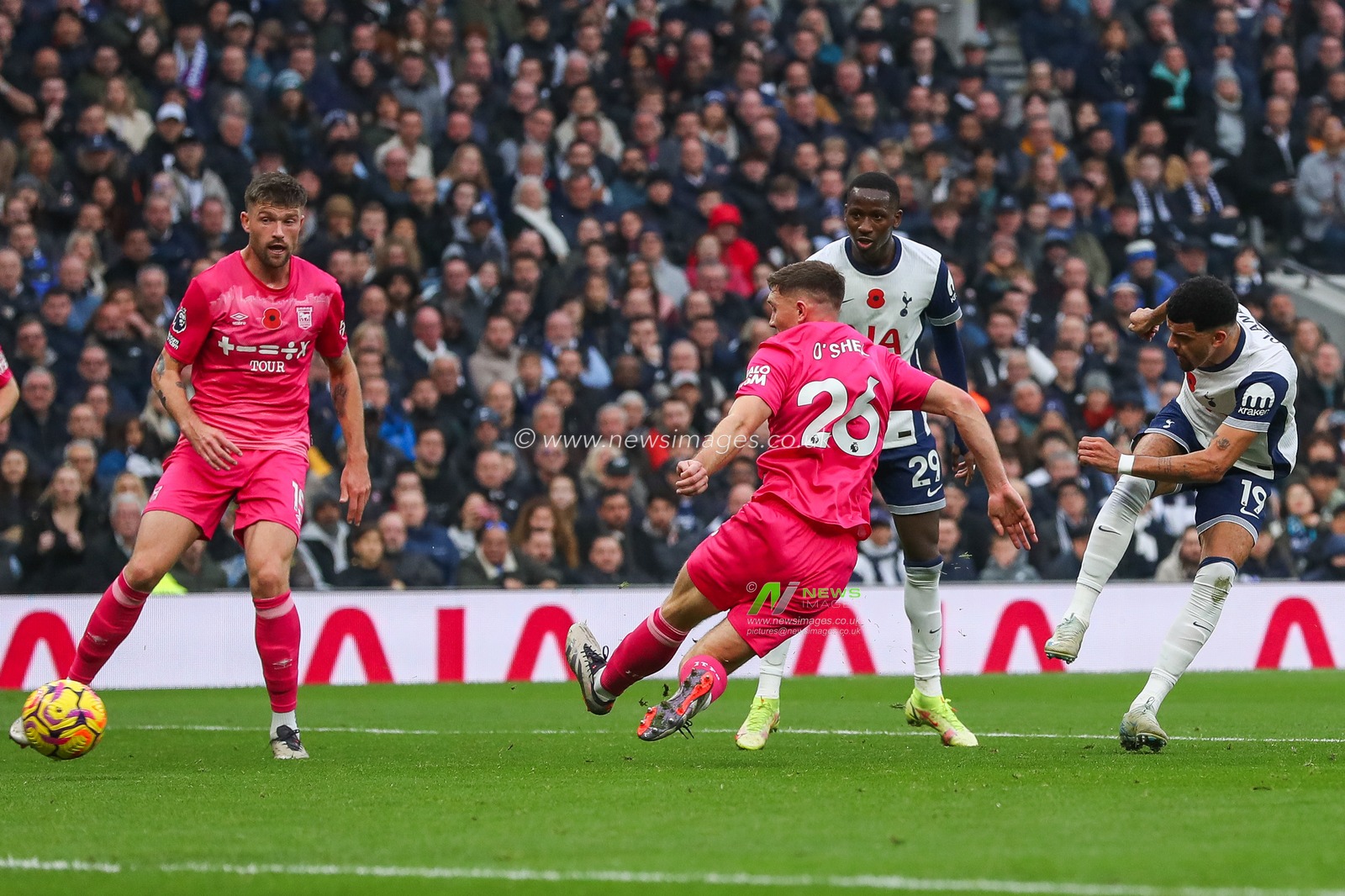 Dominic Solanke of Tottenham Hotspur shoots during the Premier League match Tottenham Hotspur vs Ipswich Town at Tottenham Hotspur Stadium, London, United Kingdom, 10th November 2024

(Photo by Izzy Poles/News Images)