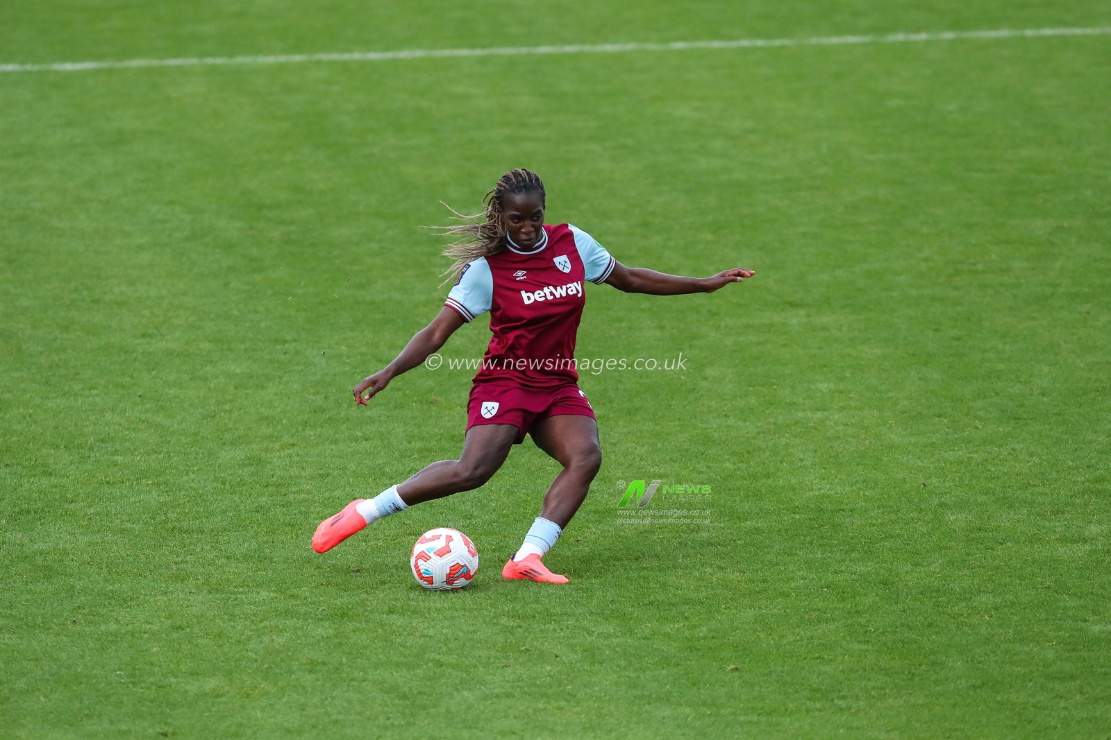 Viviane Asseyi of West Ham United crosses the ball during the The FA Women's Super League match West Ham United Women vs Liverpool Women at The Chigwell Construction Stadium, London, United Kingdom, 29th September 2024

(Photo by Izzy Poles/News Images)