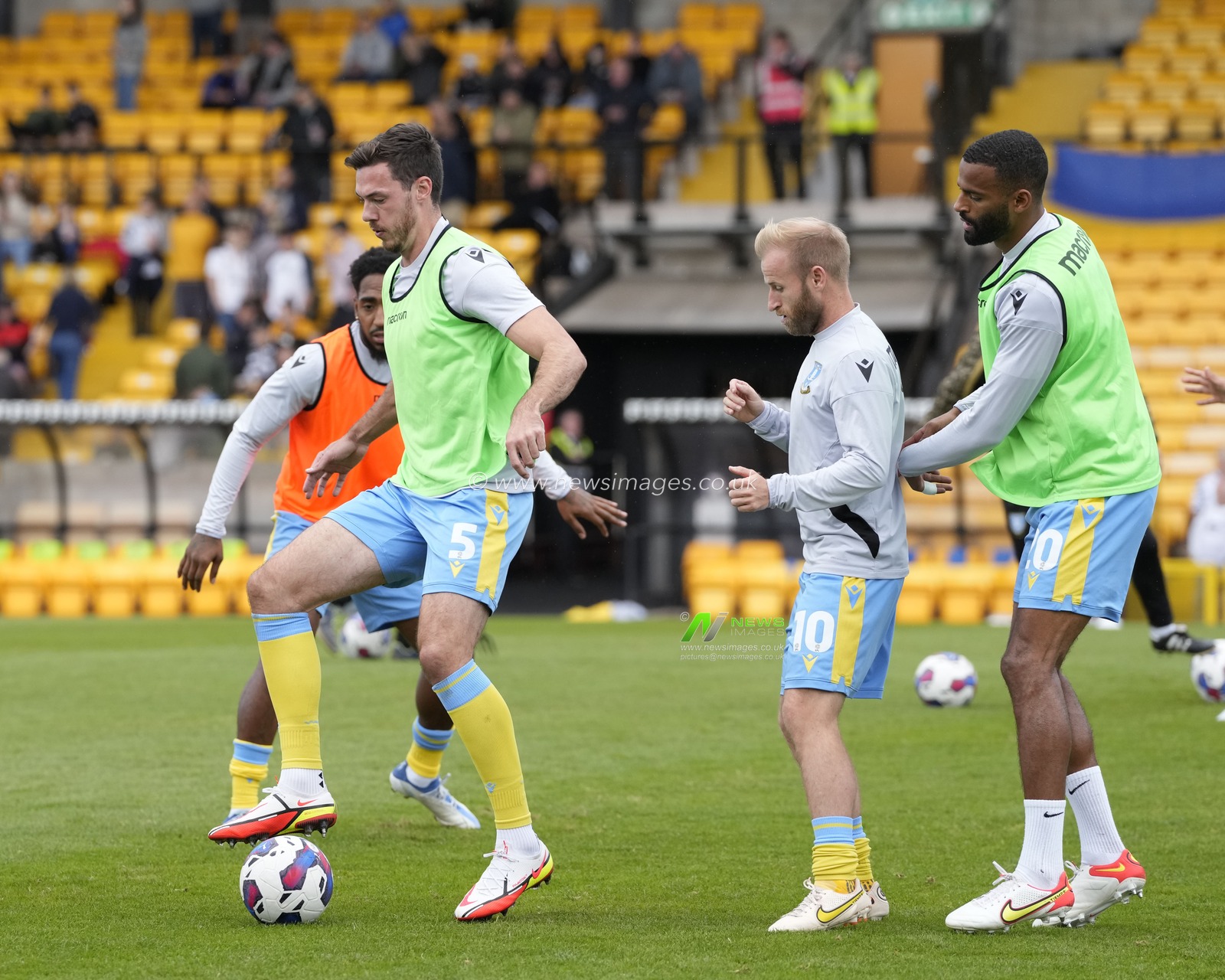 Ben Heneghan of Sheffield Wednesday warms up before the Sky Bet League 1 match Port Vale vs Sheffield Wednesday at Vale Park, Burslem, United Kingdom, 1st October 2022

(Photo by Steve Flynn/News Images)