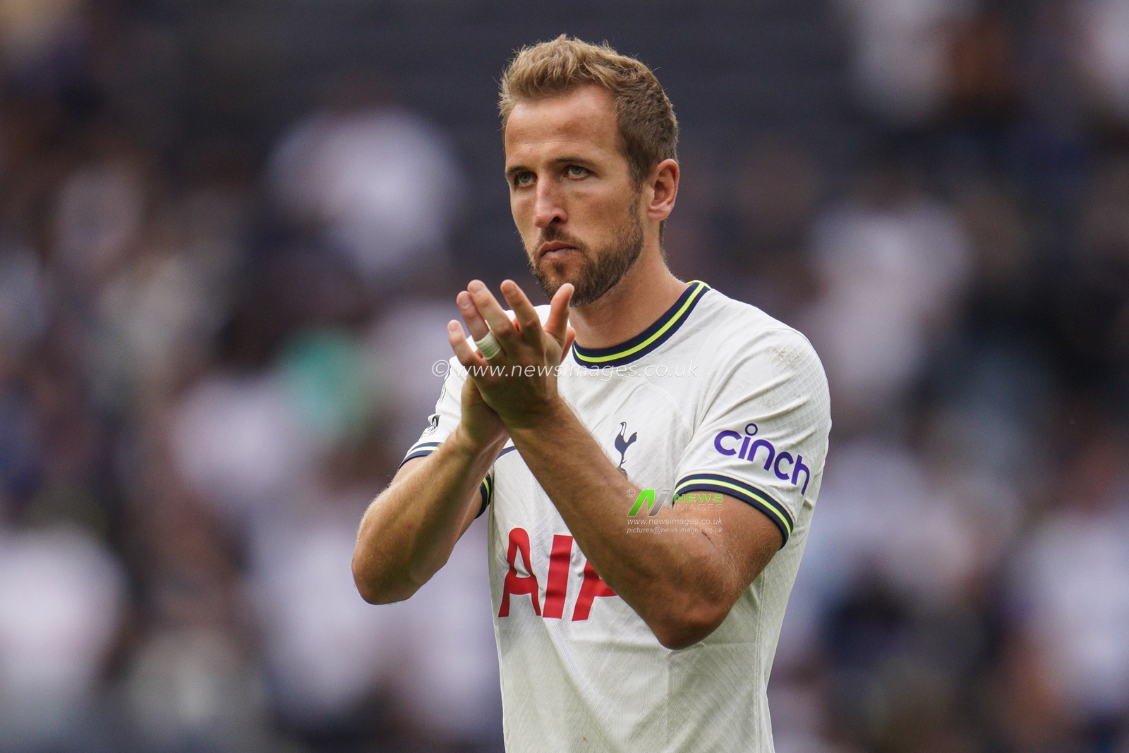 Harry Kane #10 of Tottenham Hotspur applauds the fans after the final whistle during the Premier League match Tottenham Hotspur vs Fulham at Tottenham Hotspur Stadium, London, United Kingdom, 3rd September 2022

(Photo by Richard Washbrooke/News Images)