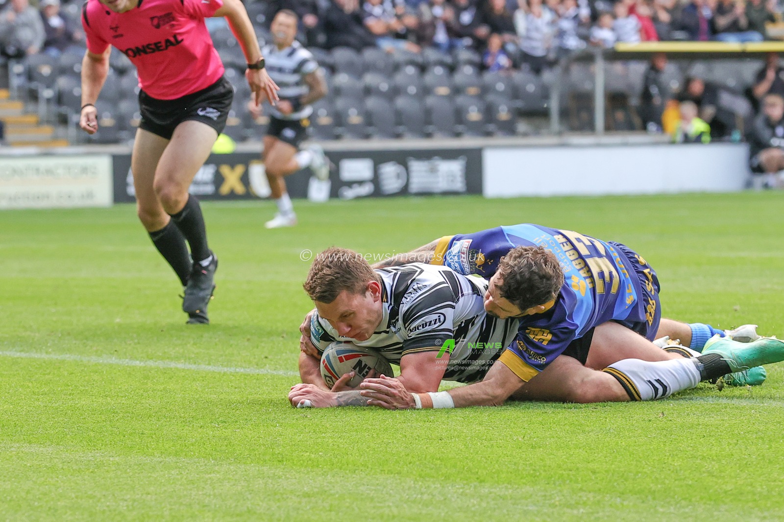 Jordan Lane #12 of Hull FC goes over for a try during the Betfred Super League Round 21 match Hull FC vs Wakefield Trinity at MKM Stadium, Hull, United Kingdom, 6th August 2023

(Photo by Mark Cosgrove/News Images)