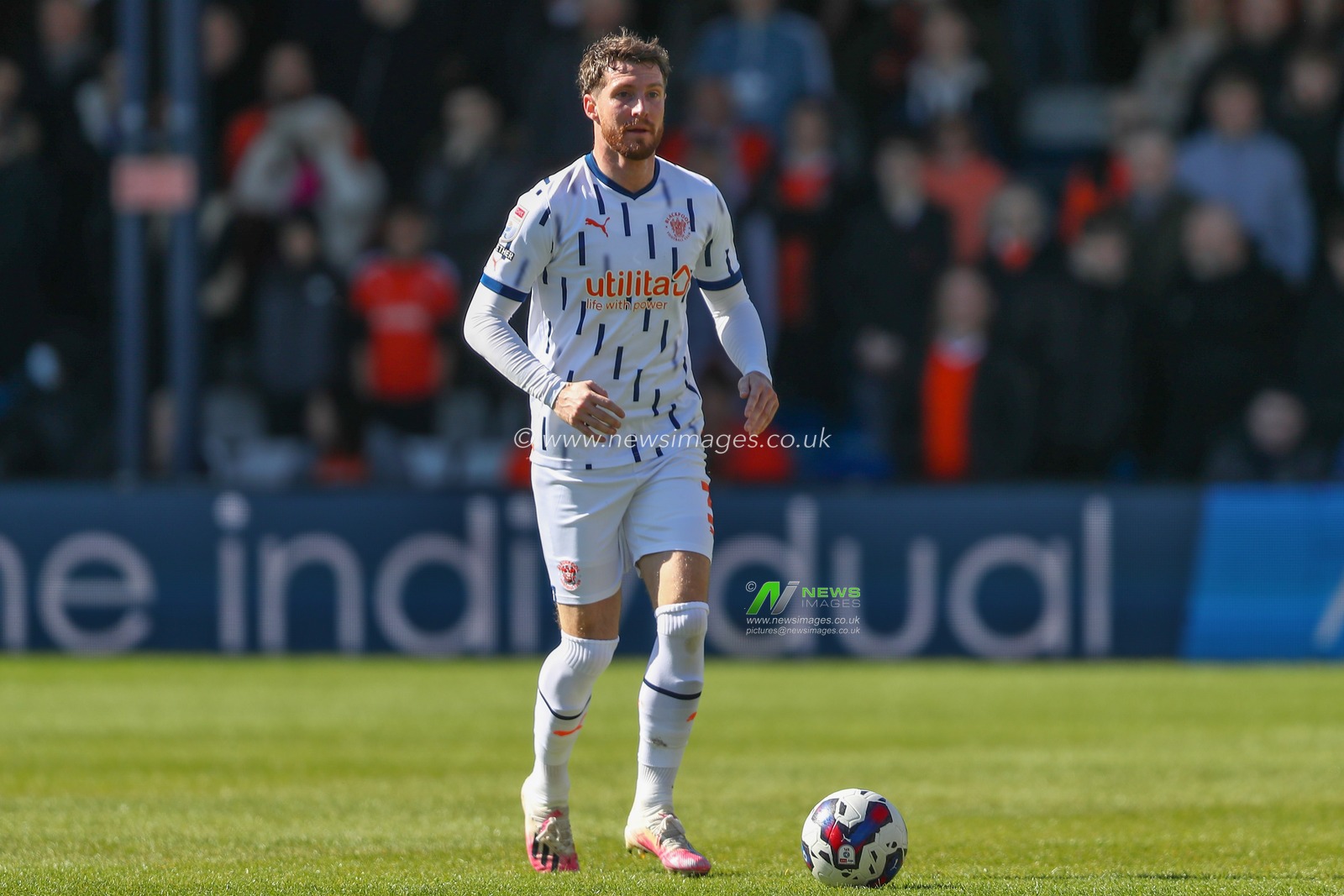 James Husband #3 of Blackpool goes forward with the ball during the Sky Bet Championship match Luton Town vs Blackpool at Kenilworth Road, Luton, United Kingdom, 10th April 2023

(Photo by Gareth Evans/News Images)